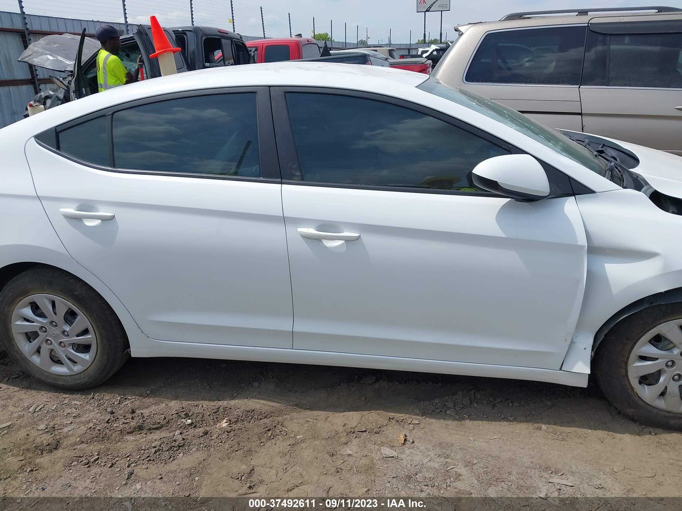 Photo 11 VIN: 5NPD74LF7JH251526 - HYUNDAI ELANTRA 