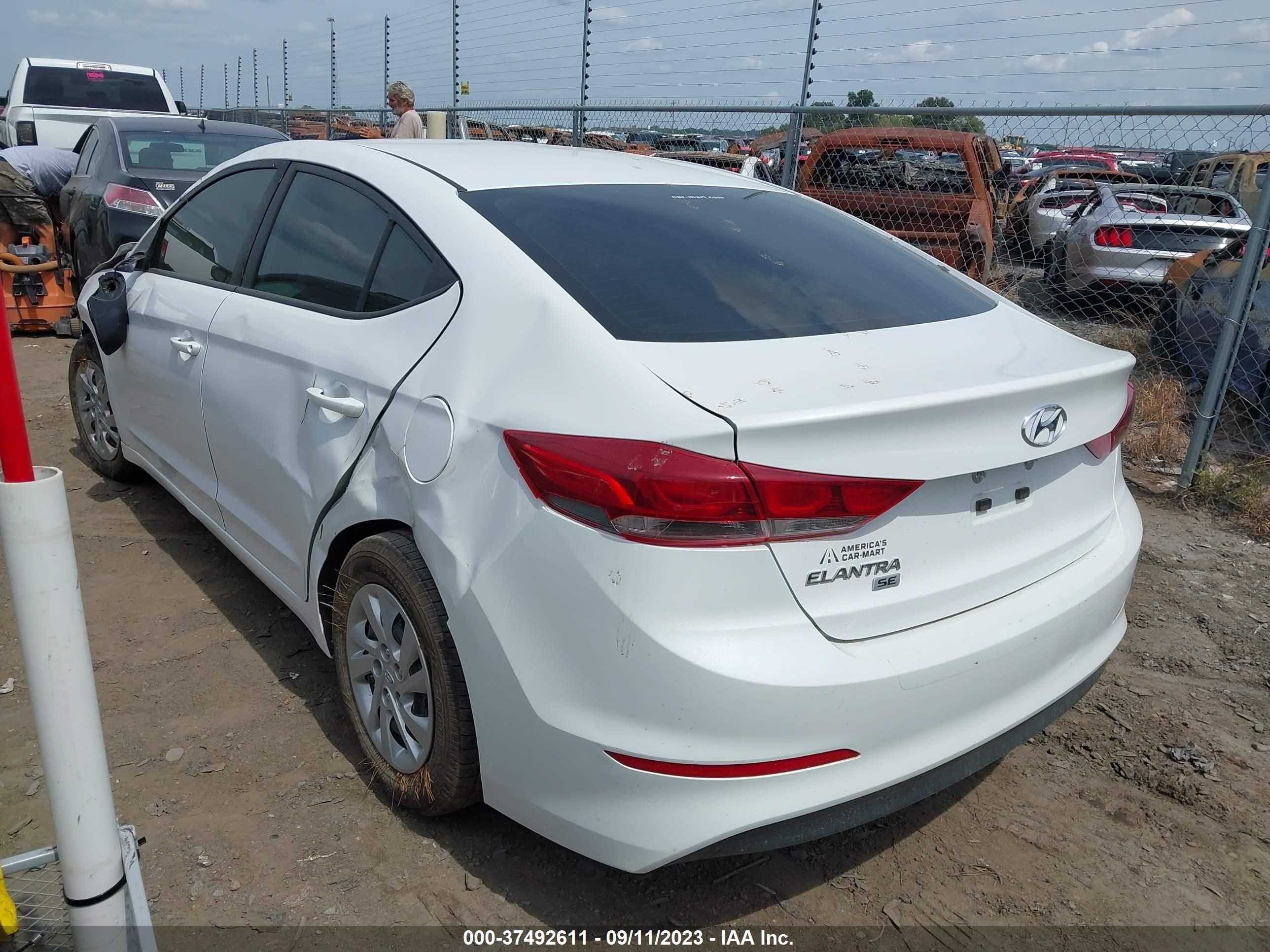 Photo 2 VIN: 5NPD74LF7JH251526 - HYUNDAI ELANTRA 