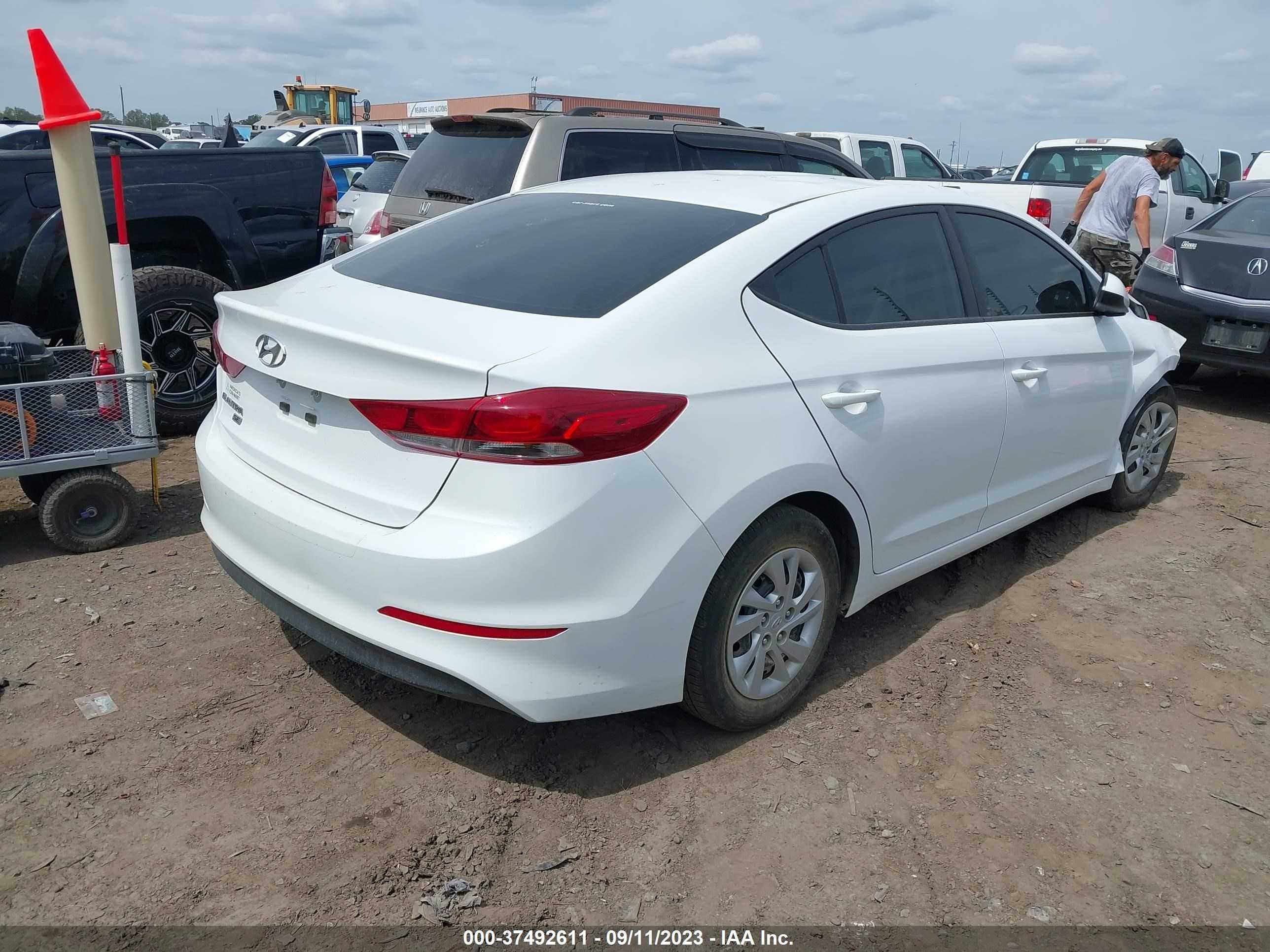 Photo 3 VIN: 5NPD74LF7JH251526 - HYUNDAI ELANTRA 