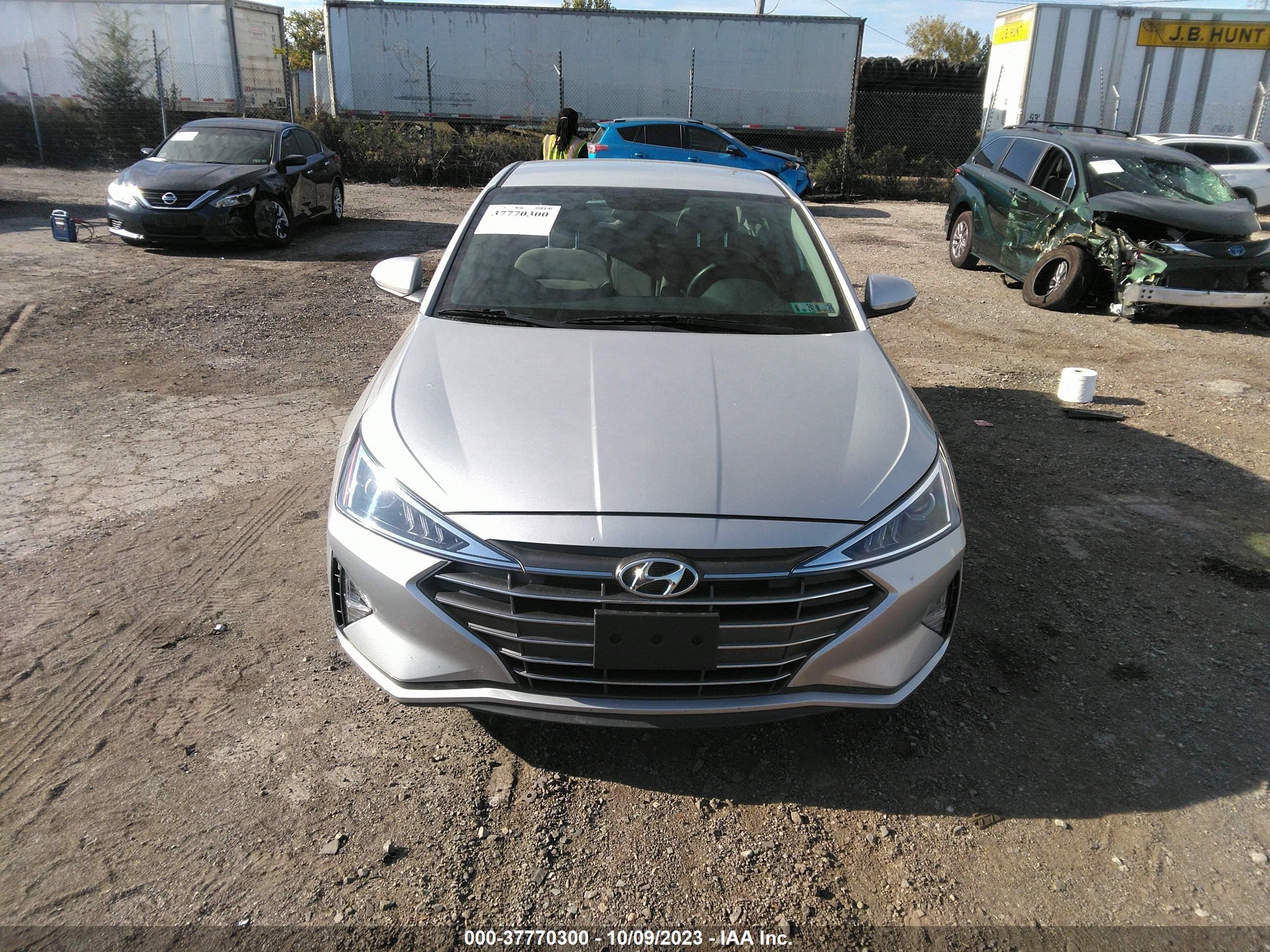 Photo 12 VIN: 5NPD74LF7KH486915 - HYUNDAI ELANTRA 