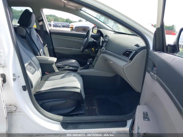 Photo 4 VIN: 5NPD74LFXHH177898 - HYUNDAI ELANTRA 