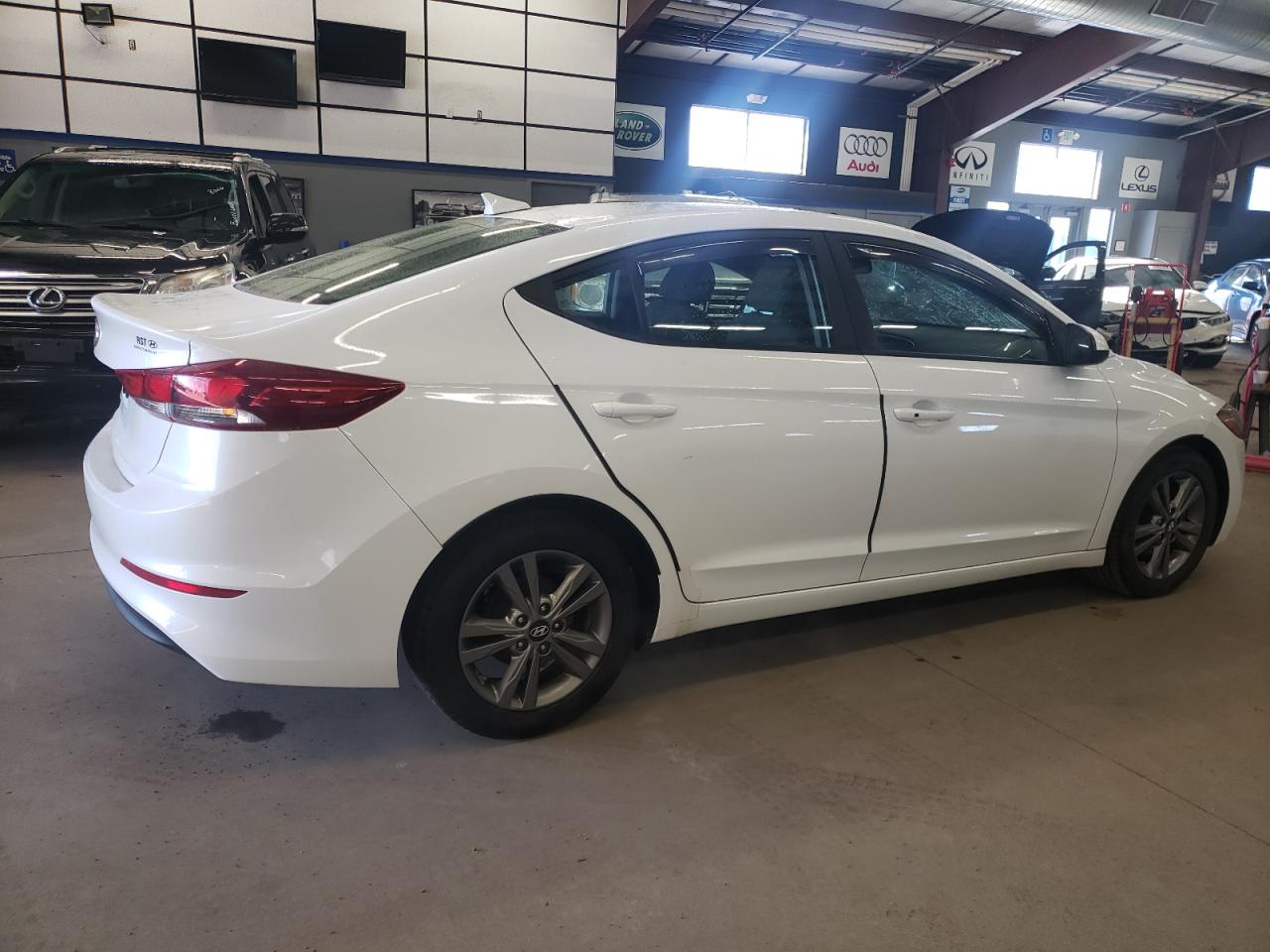 Photo 2 VIN: 5NPD84LF0HH017395 - HYUNDAI ELANTRA 