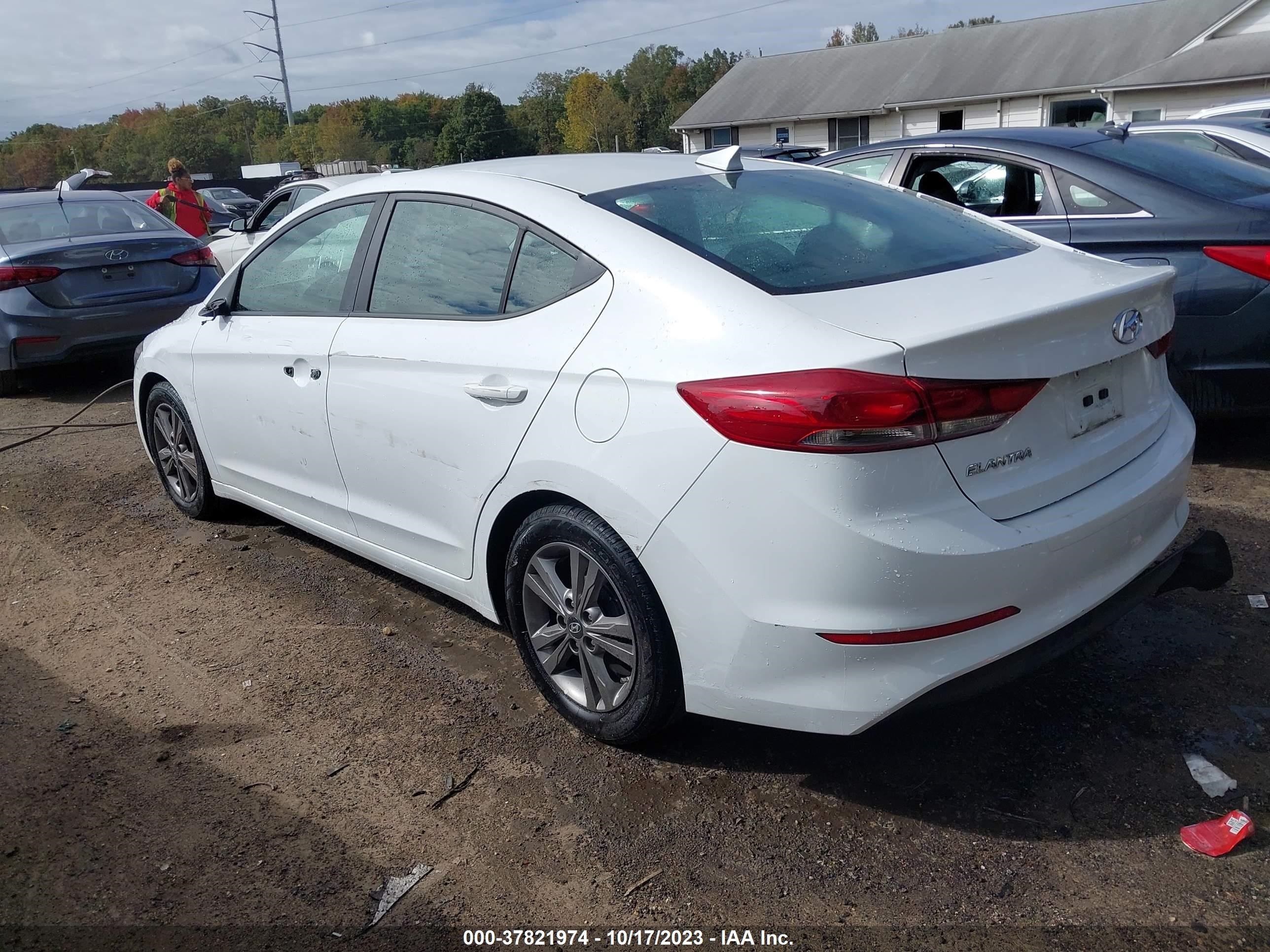 Photo 2 VIN: 5NPD84LF0HH021785 - HYUNDAI ELANTRA 