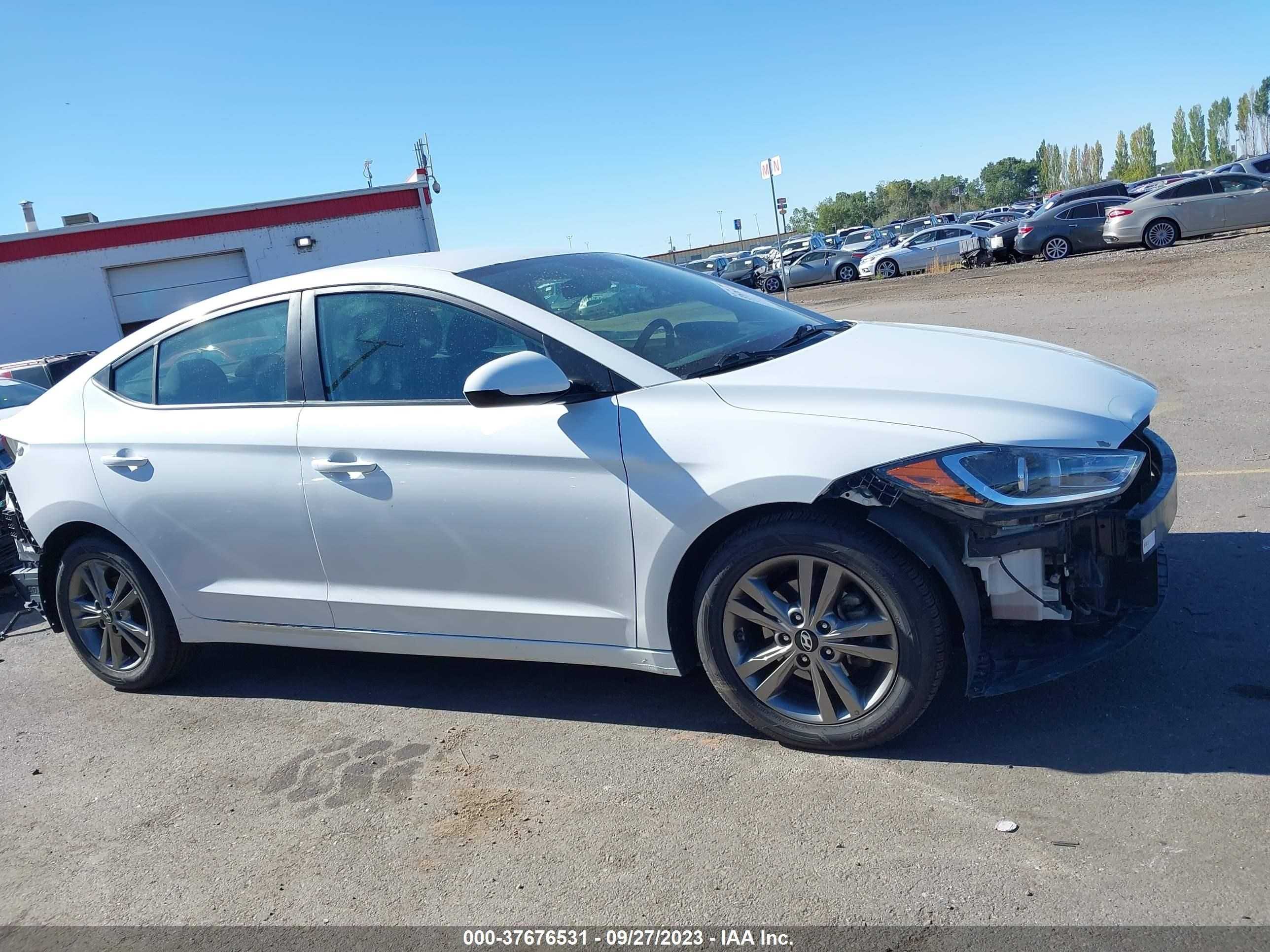 Photo 13 VIN: 5NPD84LF0JH256886 - HYUNDAI ELANTRA 