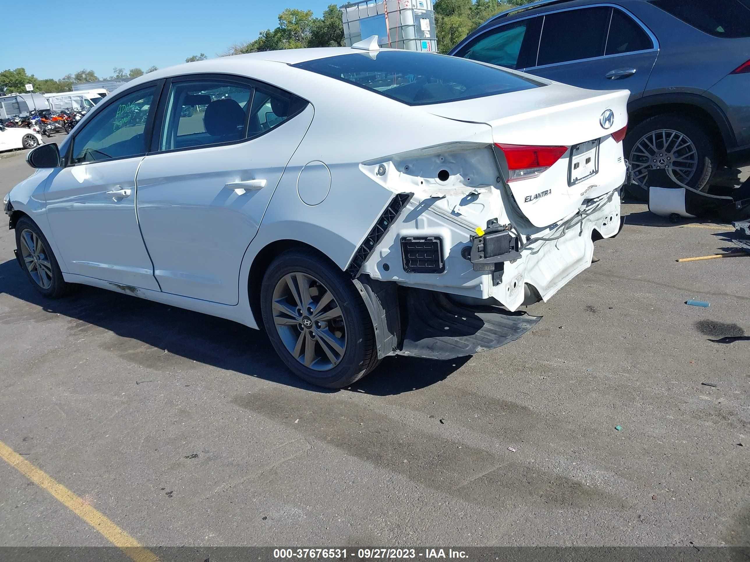 Photo 2 VIN: 5NPD84LF0JH256886 - HYUNDAI ELANTRA 