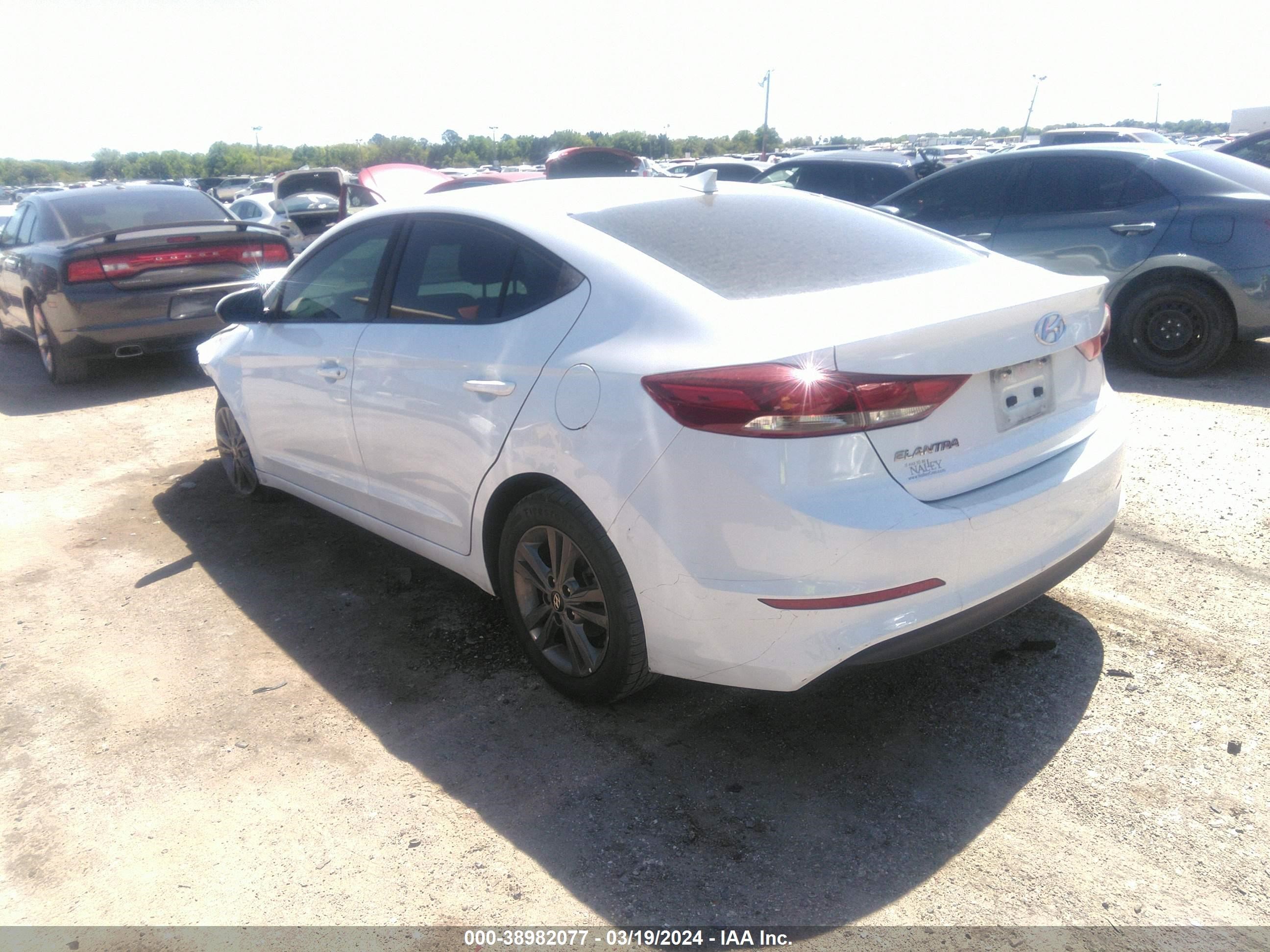 Photo 2 VIN: 5NPD84LF0JH339878 - HYUNDAI ELANTRA 