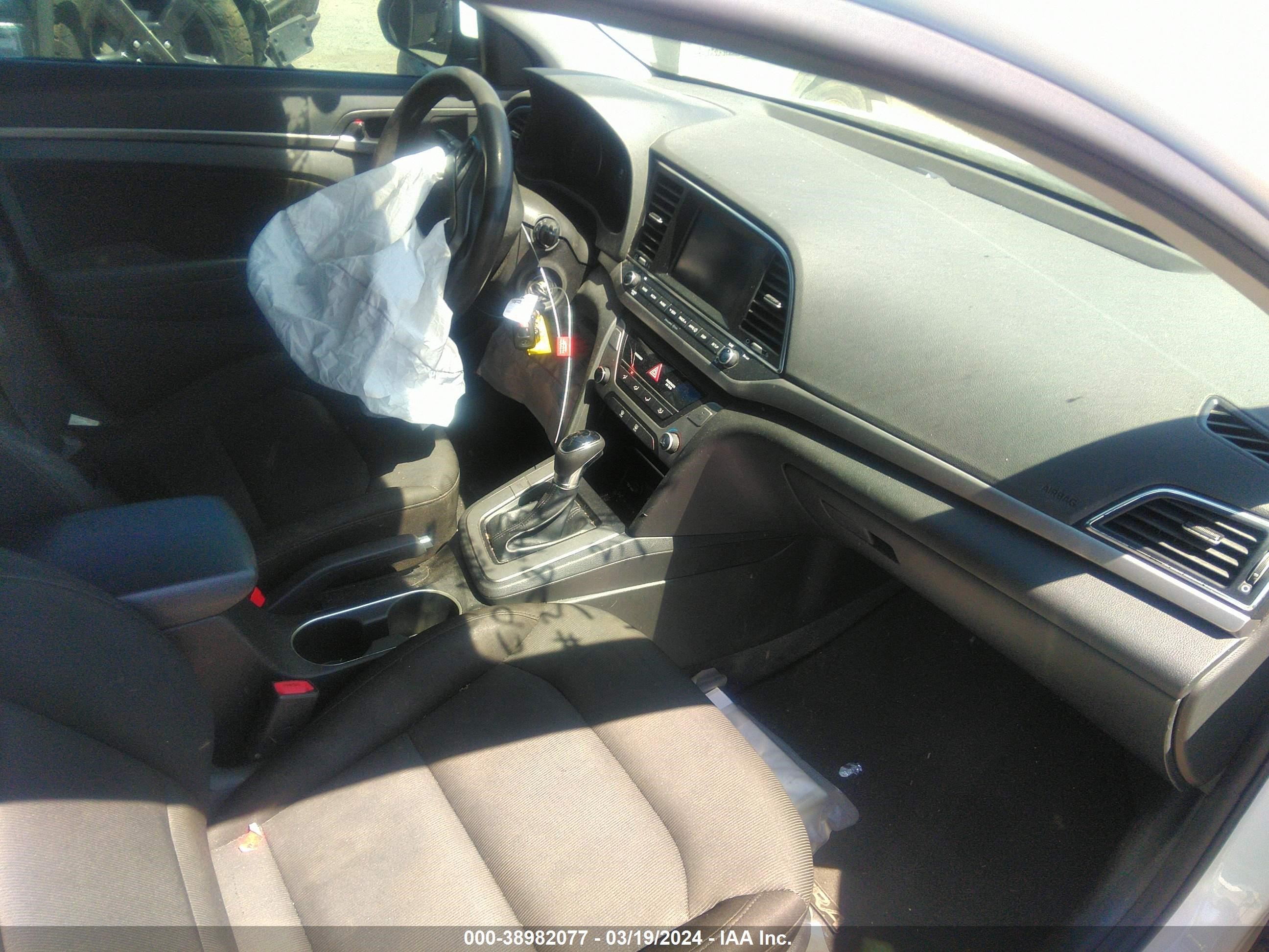 Photo 4 VIN: 5NPD84LF0JH339878 - HYUNDAI ELANTRA 