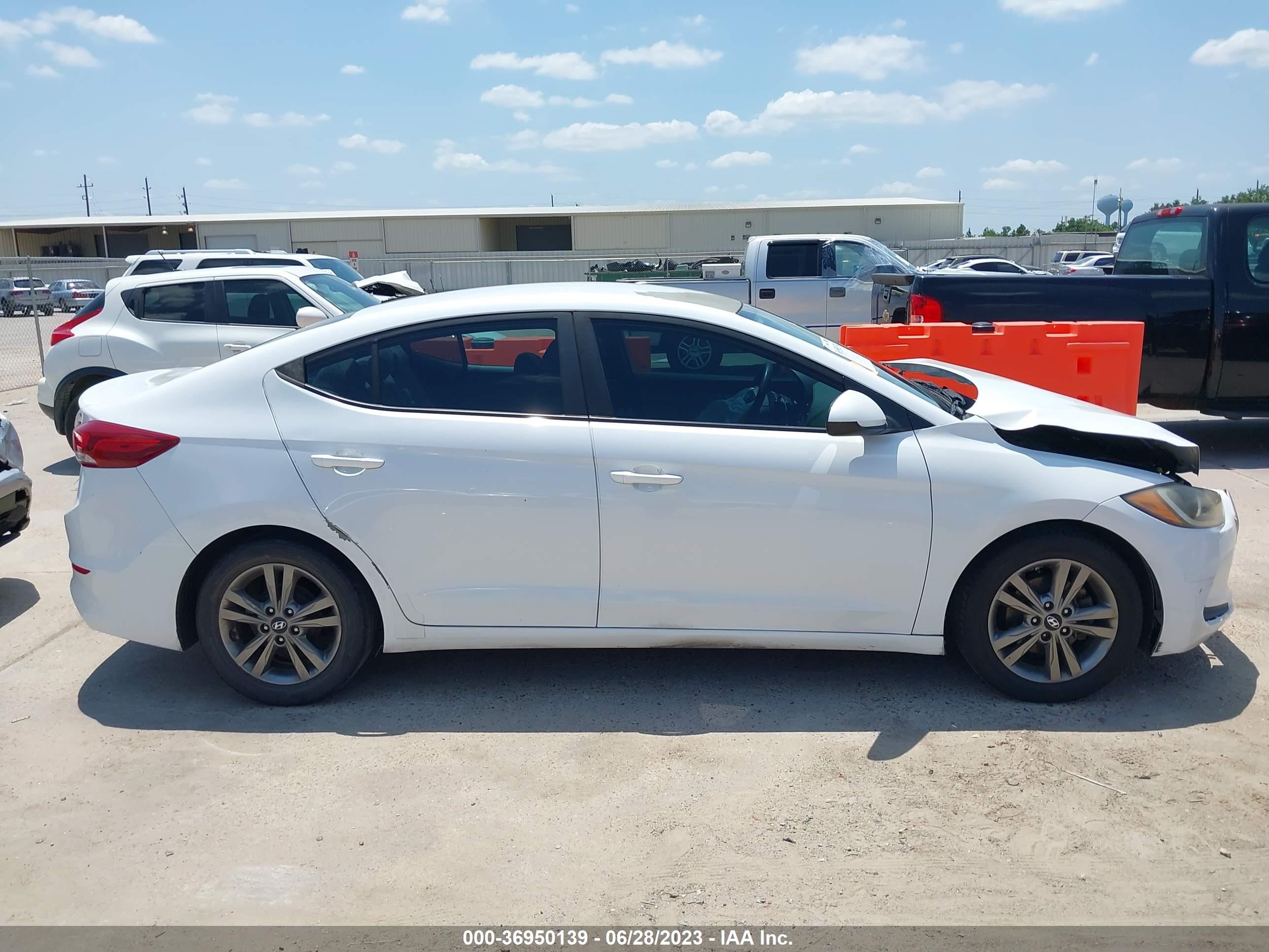 Photo 12 VIN: 5NPD84LF1HH044069 - HYUNDAI ELANTRA 