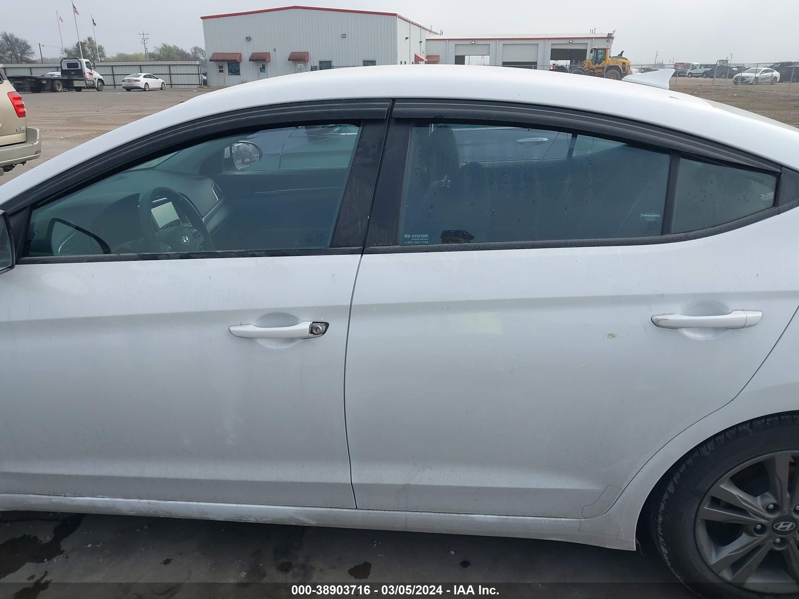 Photo 13 VIN: 5NPD84LF1JH239241 - HYUNDAI ELANTRA 