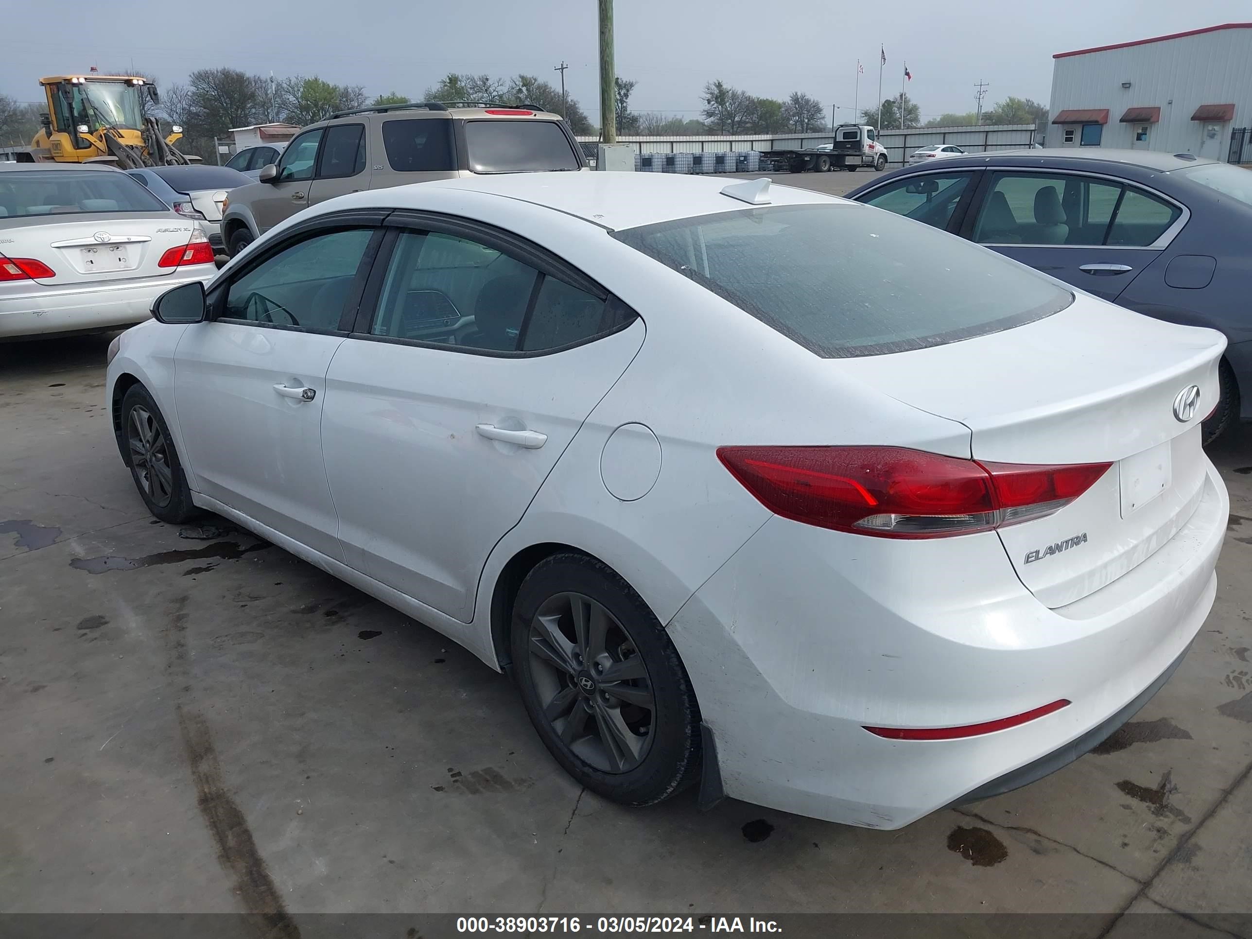 Photo 2 VIN: 5NPD84LF1JH239241 - HYUNDAI ELANTRA 