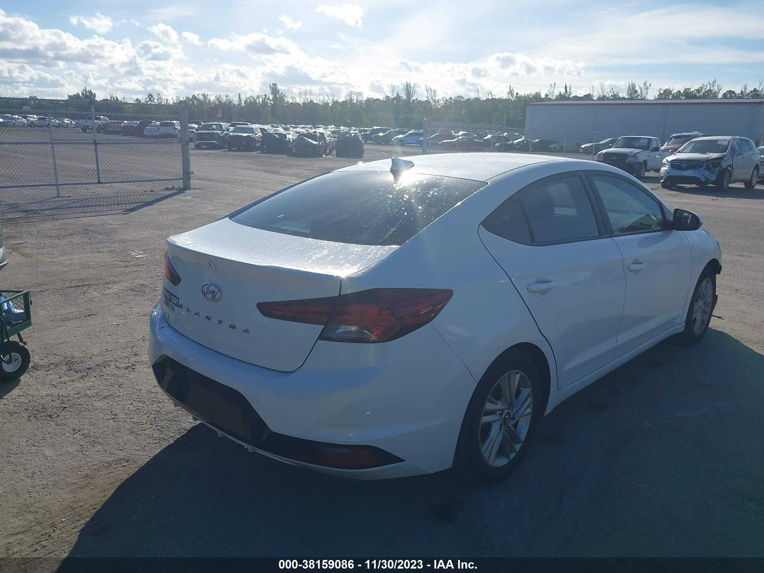 Photo 3 VIN: 5NPD84LF1KH418297 - HYUNDAI ELANTRA 