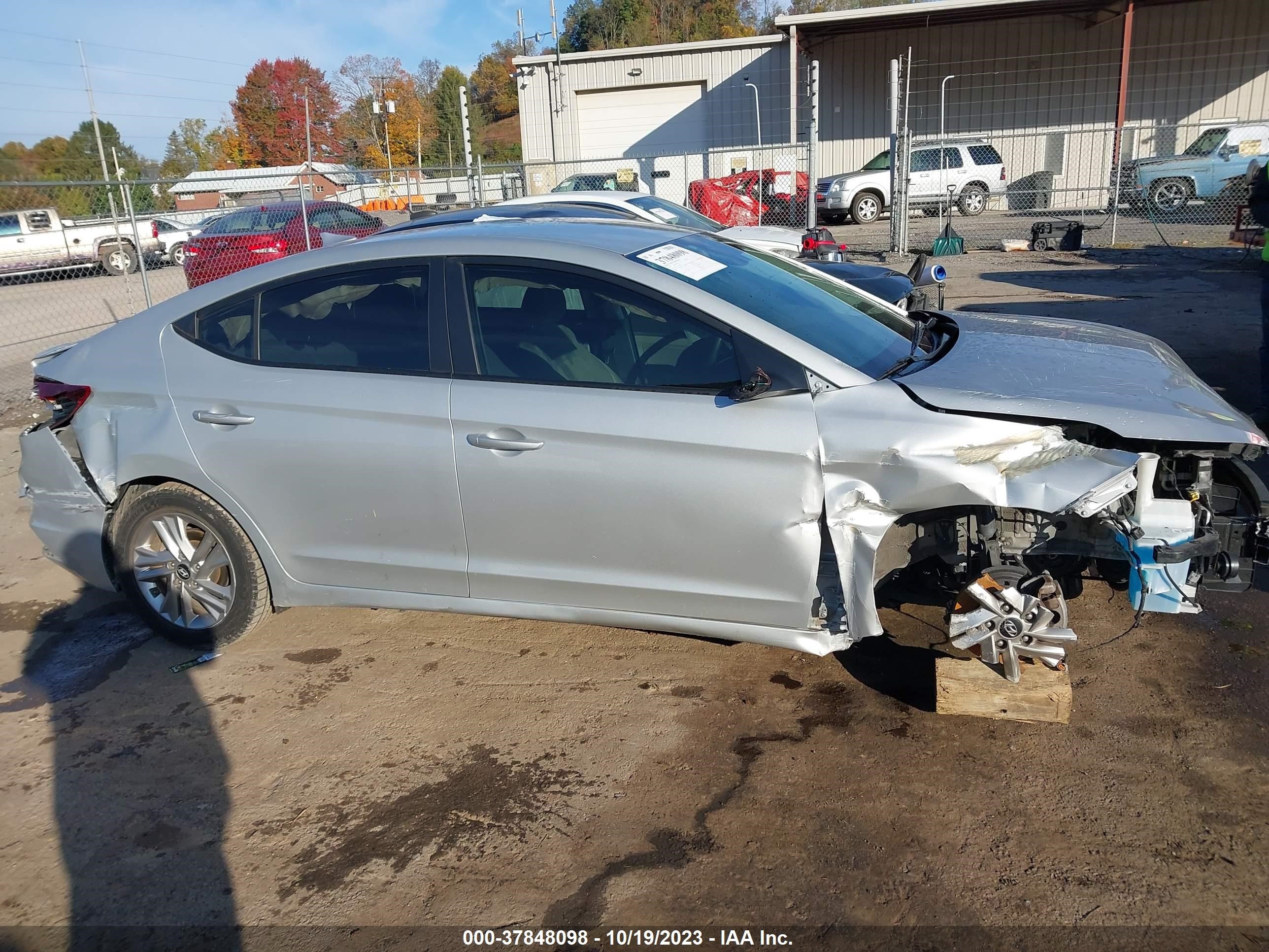 Photo 13 VIN: 5NPD84LF1KH472411 - HYUNDAI ELANTRA 