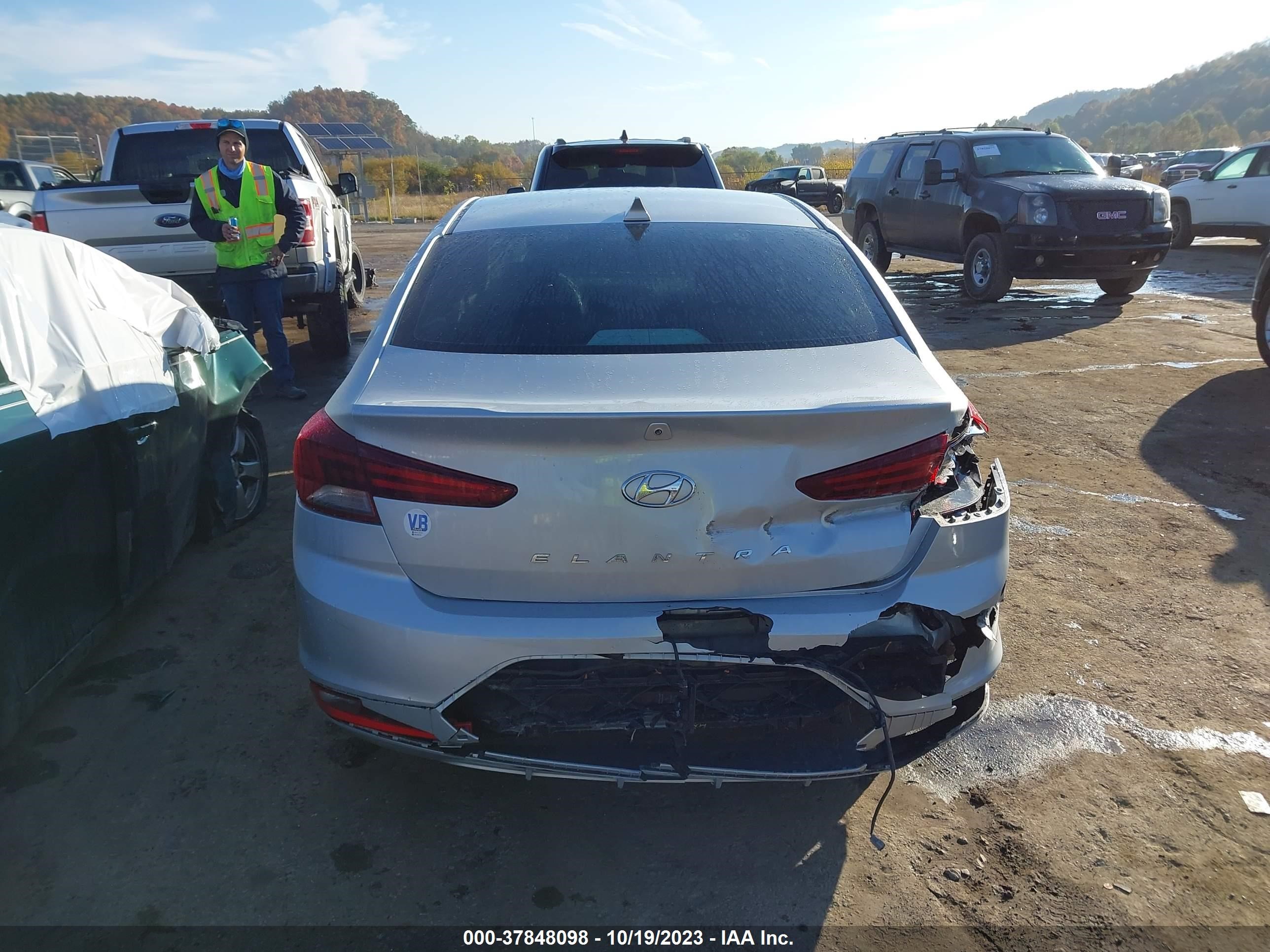 Photo 16 VIN: 5NPD84LF1KH472411 - HYUNDAI ELANTRA 