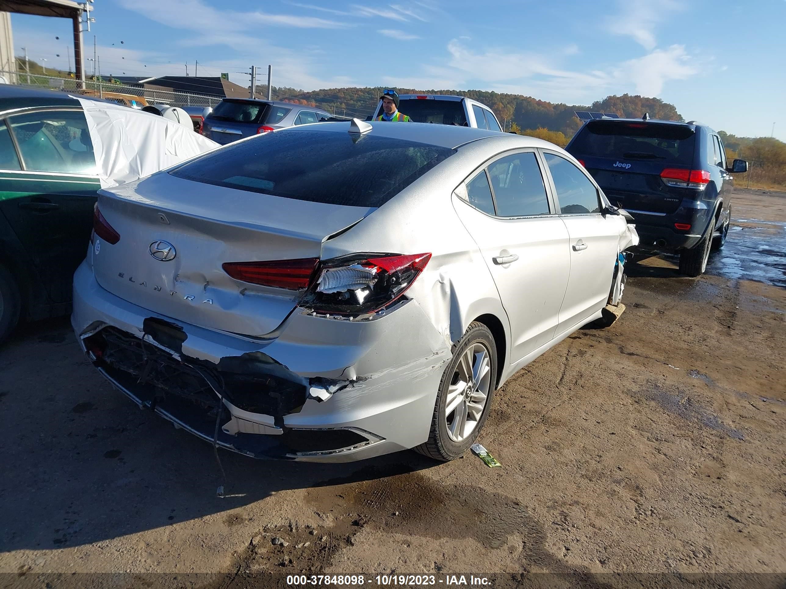 Photo 3 VIN: 5NPD84LF1KH472411 - HYUNDAI ELANTRA 