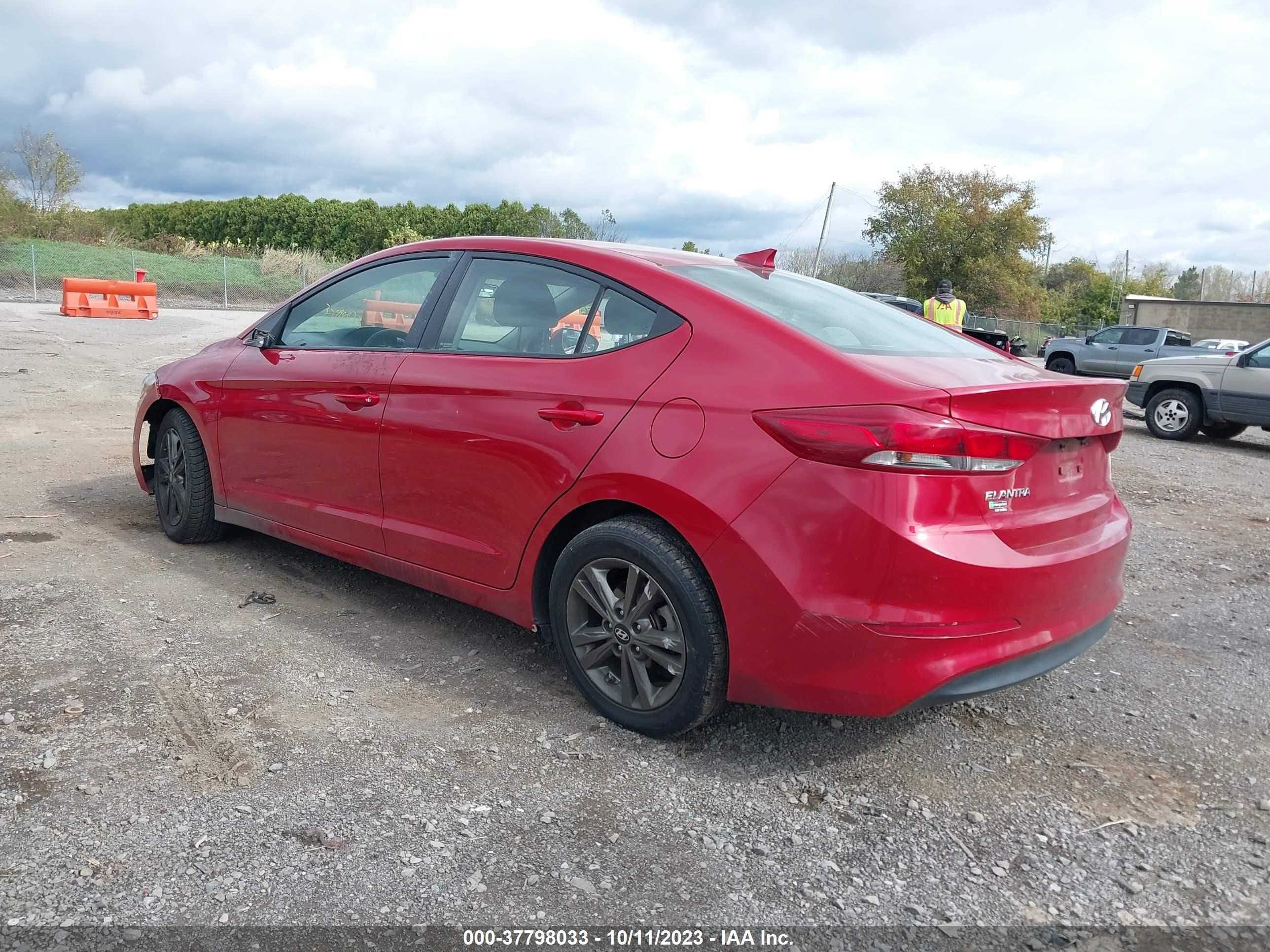 Photo 2 VIN: 5NPD84LF2JH336643 - HYUNDAI ELANTRA 