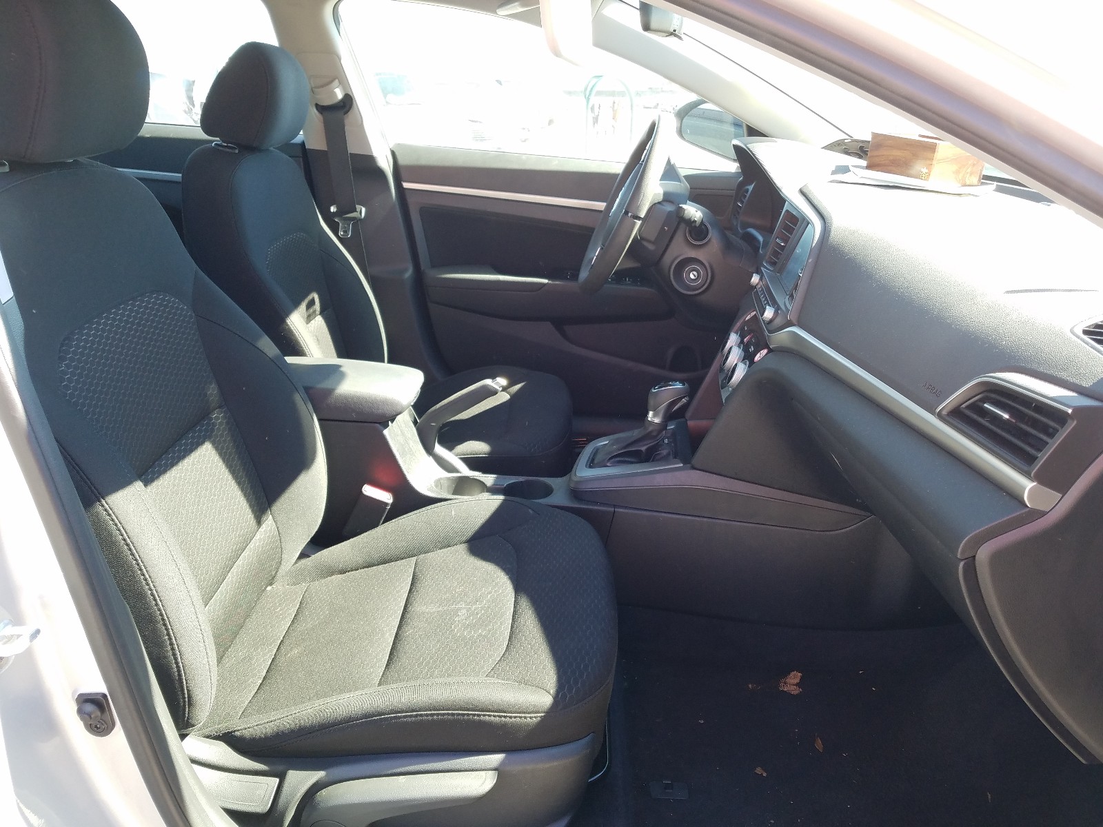 Photo 4 VIN: 5NPD84LF2KH404375 - HYUNDAI ELANTRA SE 