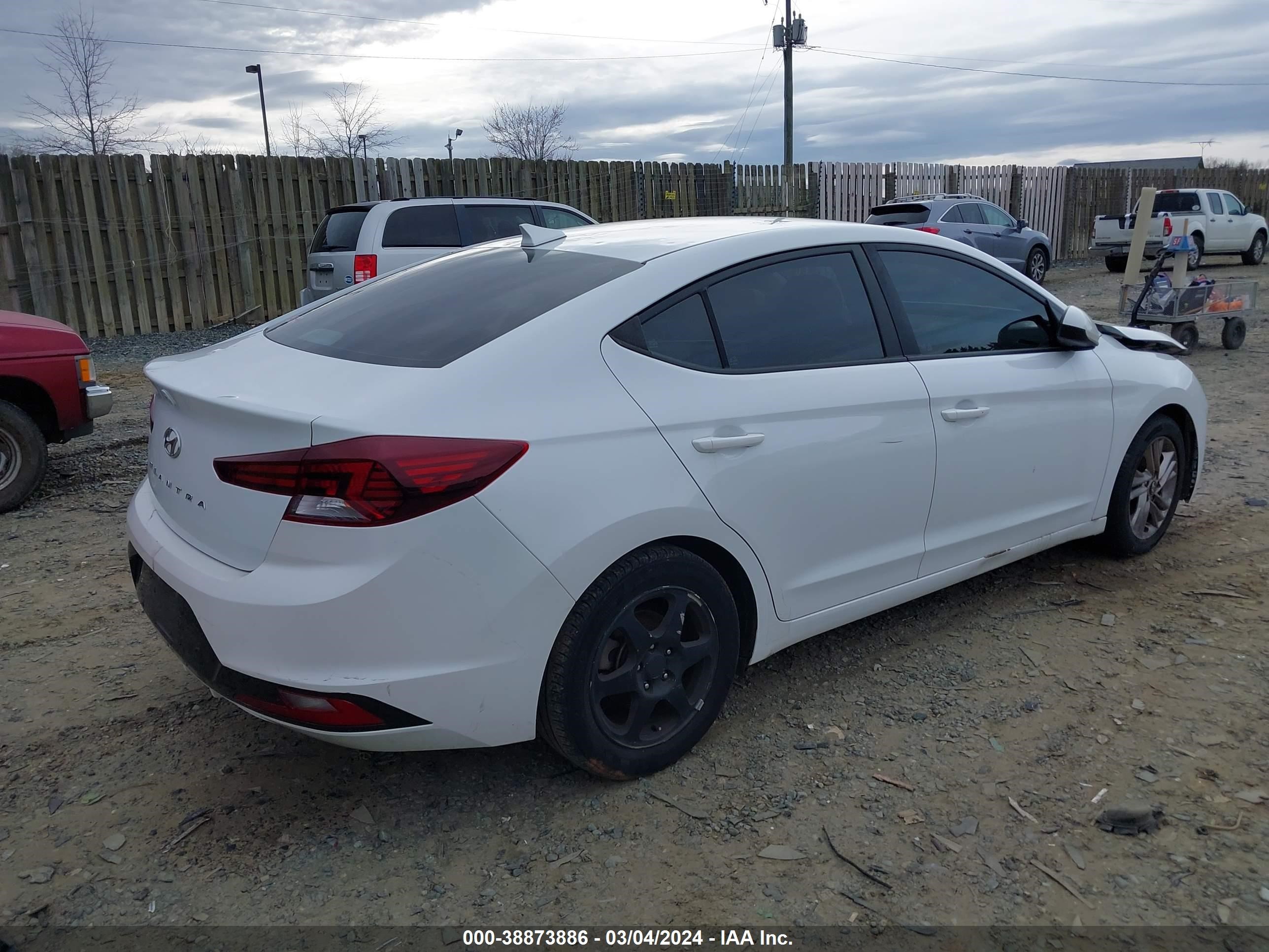 Photo 3 VIN: 5NPD84LF2KH429552 - HYUNDAI ELANTRA 