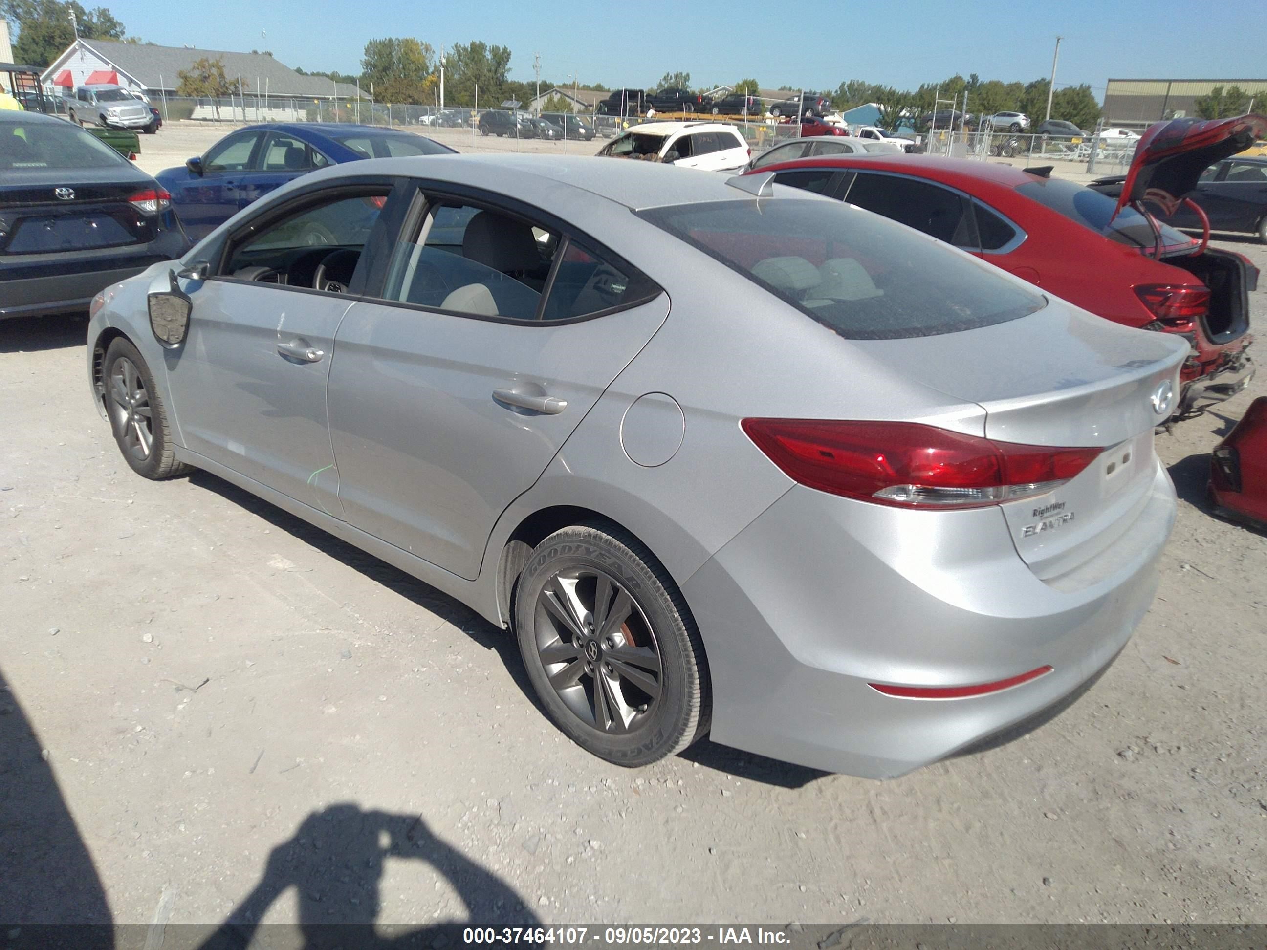 Photo 2 VIN: 5NPD84LF3HH160504 - HYUNDAI ELANTRA 