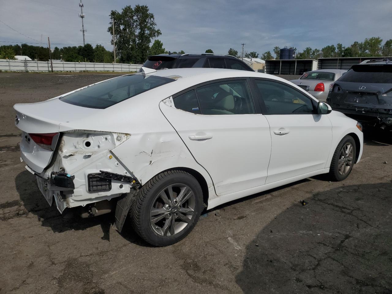 Photo 2 VIN: 5NPD84LF4HH039156 - HYUNDAI ELANTRA 