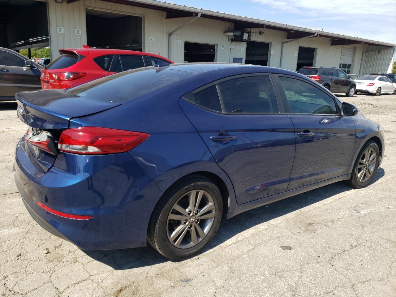 Photo 2 VIN: 5NPD84LF4JH239217 - HYUNDAI ELANTRA 