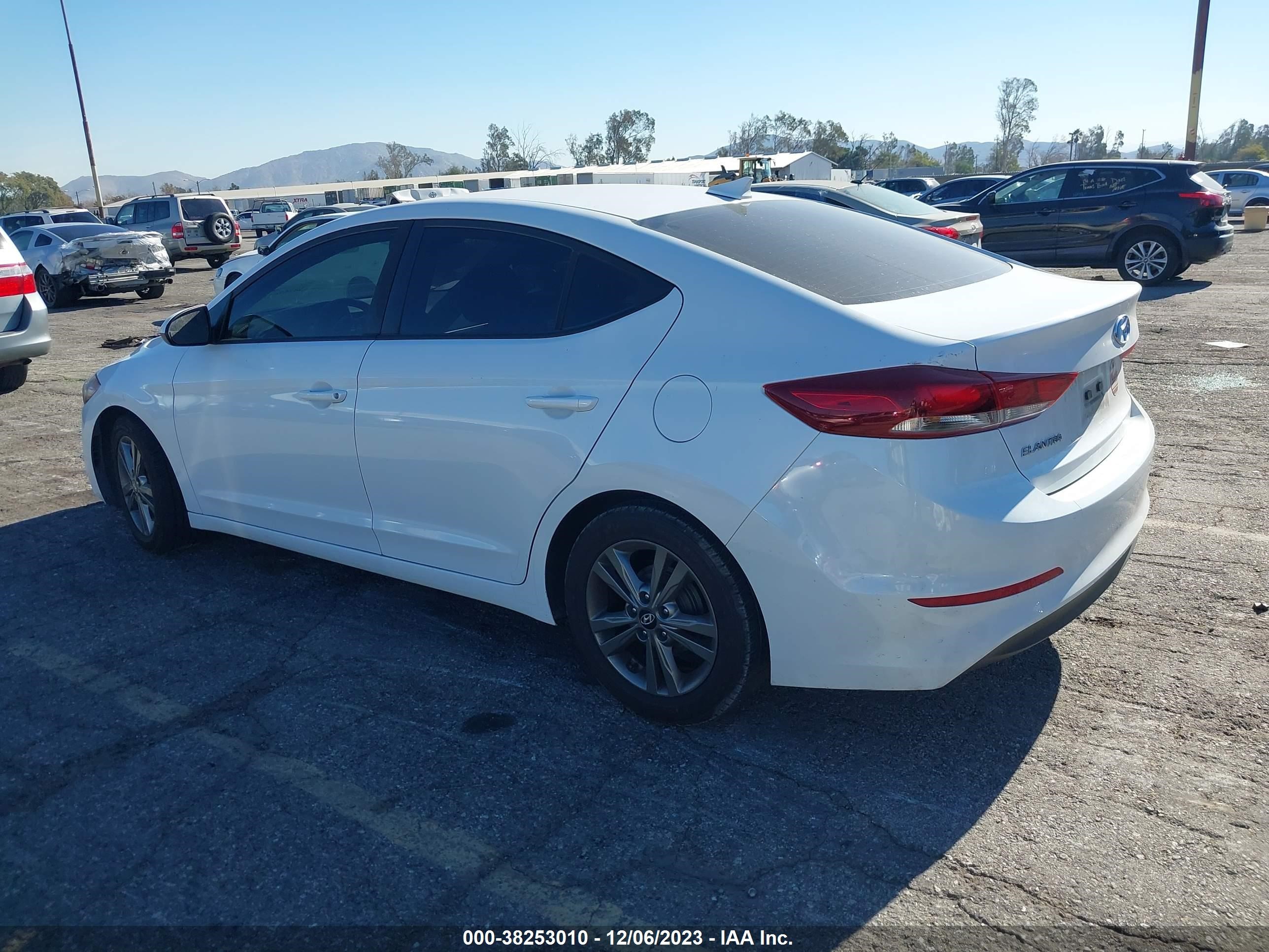 Photo 2 VIN: 5NPD84LF5HH051364 - HYUNDAI ELANTRA 