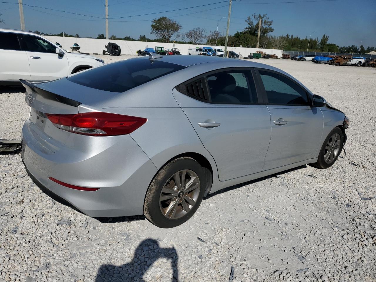 Photo 2 VIN: 5NPD84LF5HH057908 - HYUNDAI ELANTRA 