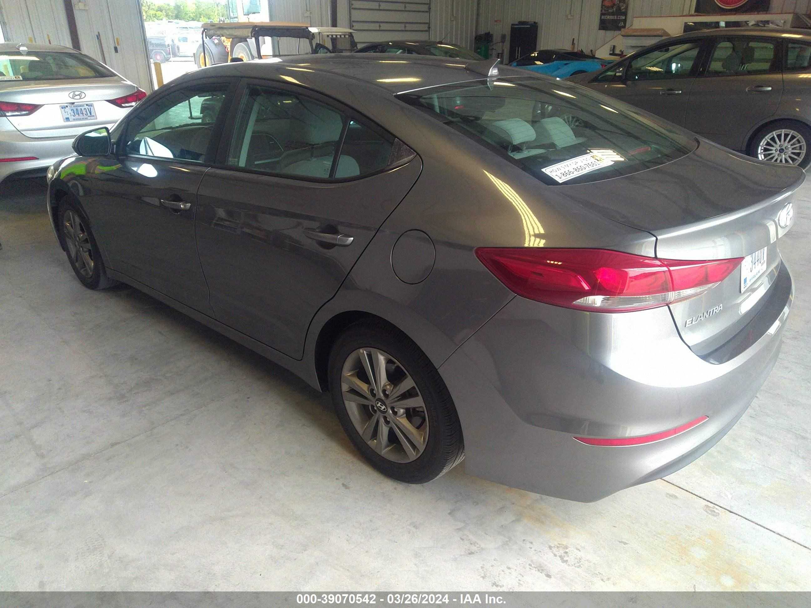 Photo 2 VIN: 5NPD84LF5JH381365 - HYUNDAI ELANTRA 