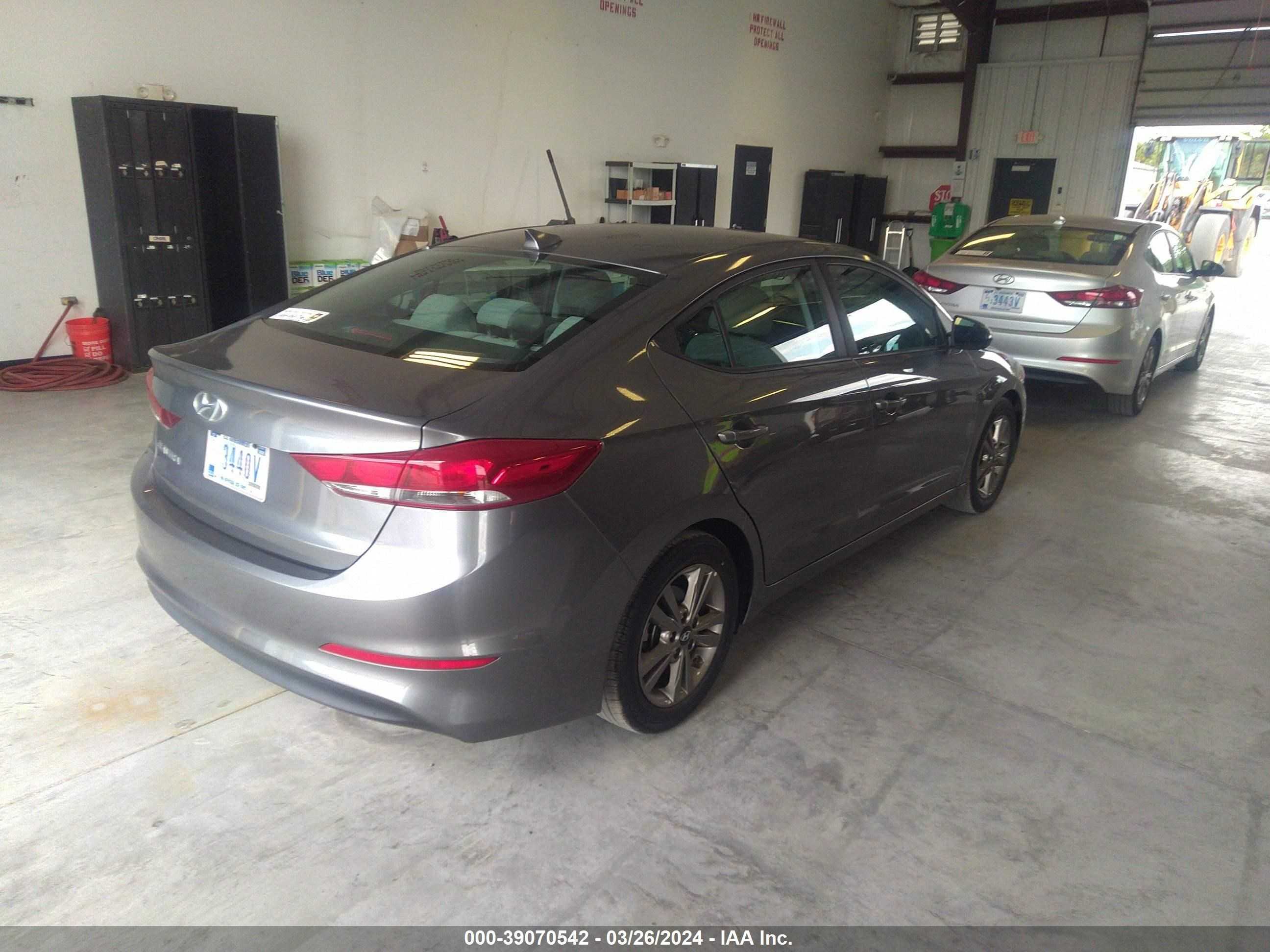 Photo 3 VIN: 5NPD84LF5JH381365 - HYUNDAI ELANTRA 