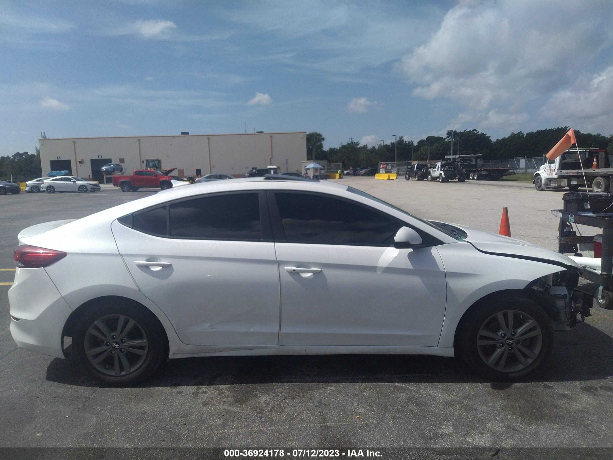 Photo 11 VIN: 5NPD84LF5JH383729 - HYUNDAI ELANTRA 