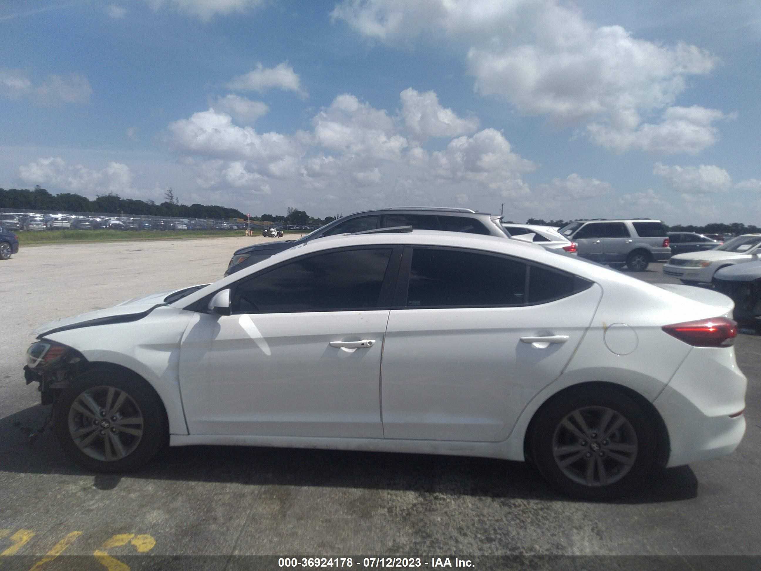 Photo 12 VIN: 5NPD84LF5JH383729 - HYUNDAI ELANTRA 