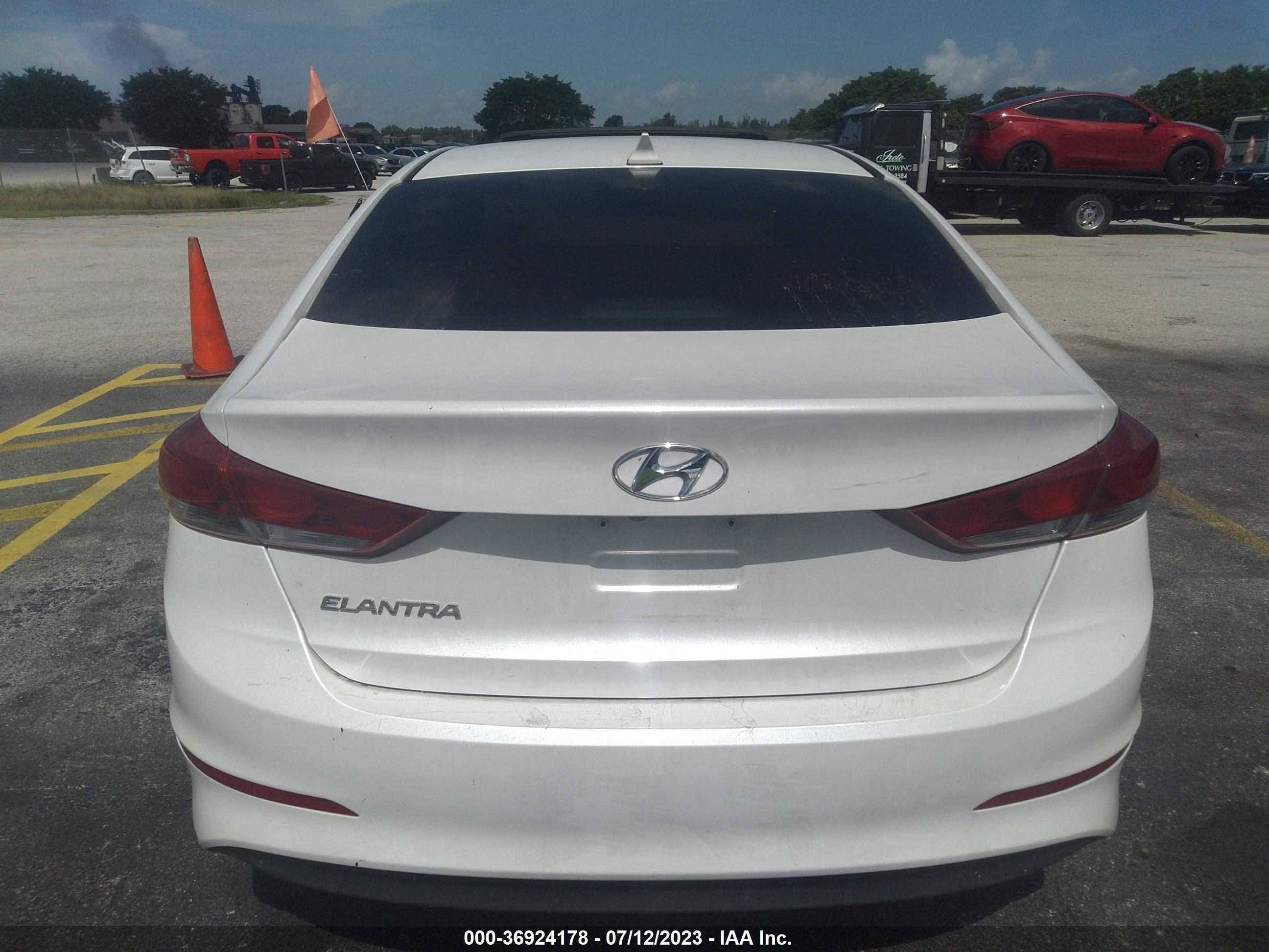 Photo 14 VIN: 5NPD84LF5JH383729 - HYUNDAI ELANTRA 