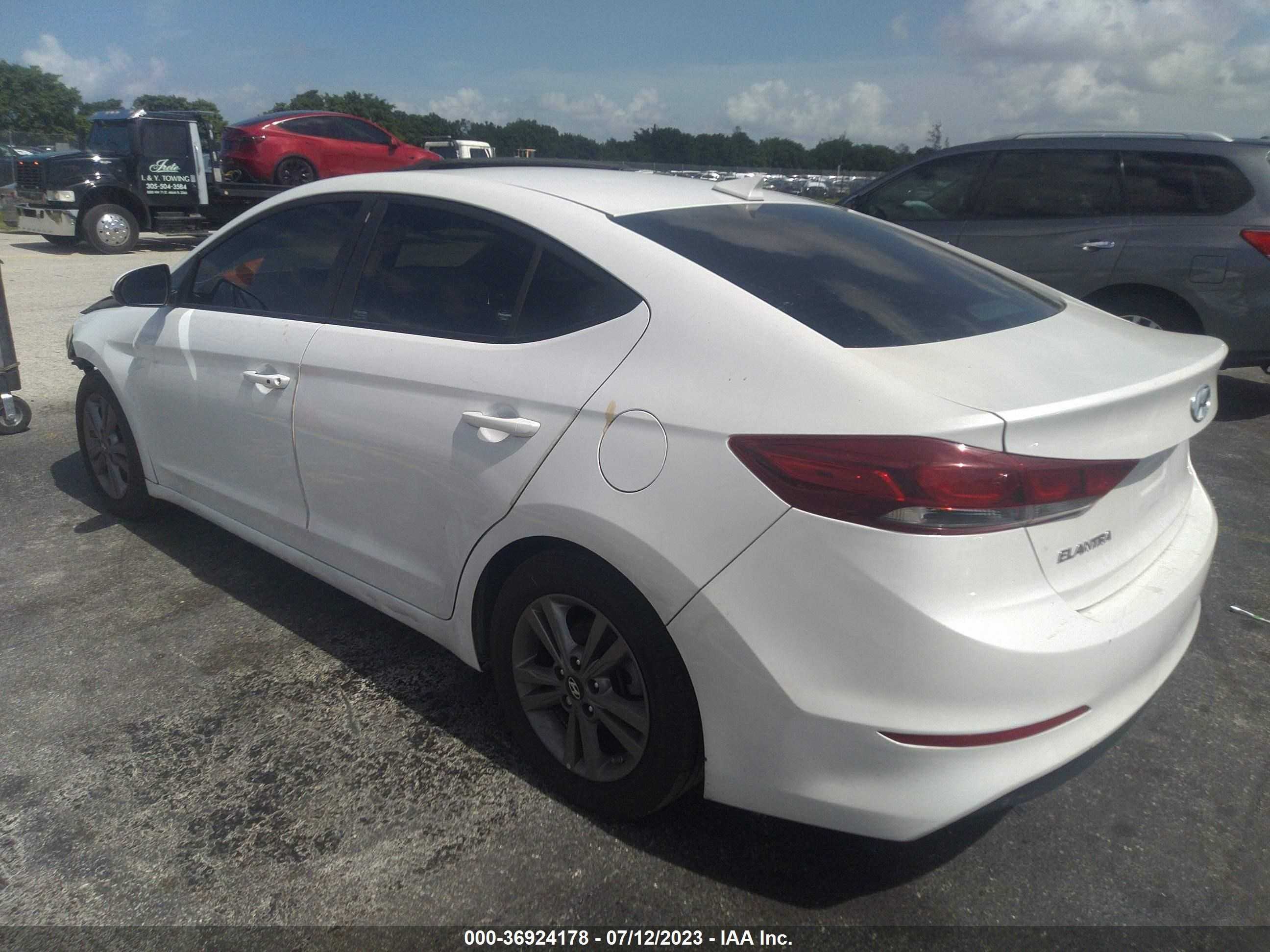 Photo 2 VIN: 5NPD84LF5JH383729 - HYUNDAI ELANTRA 