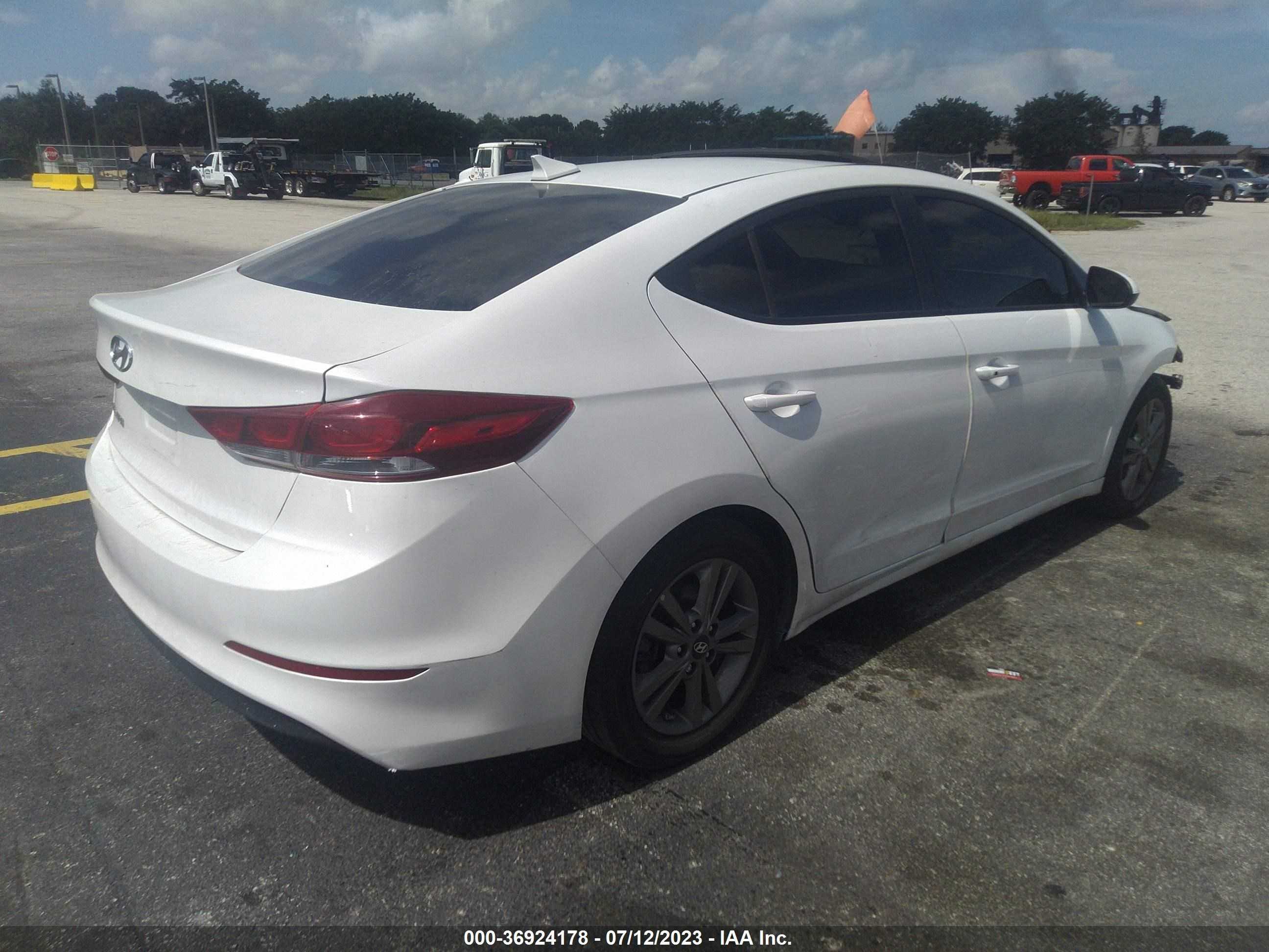 Photo 3 VIN: 5NPD84LF5JH383729 - HYUNDAI ELANTRA 