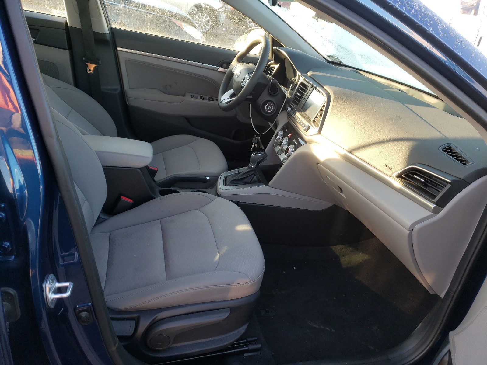 Photo 4 VIN: 5NPD84LF5KH408985 - HYUNDAI ELANTRA SE 