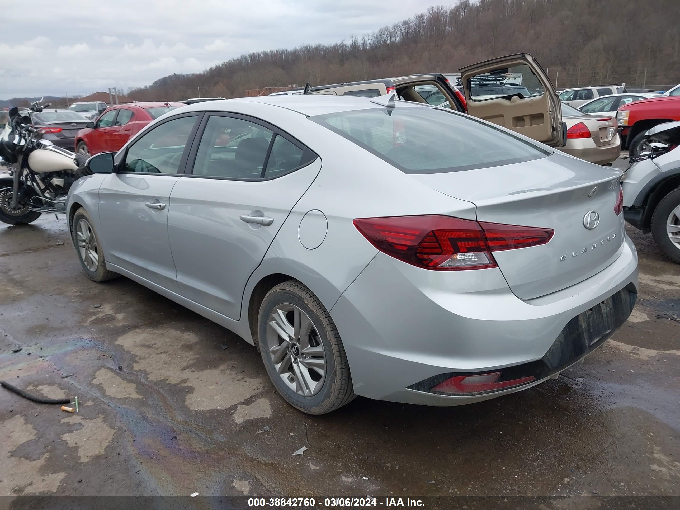 Photo 2 VIN: 5NPD84LF5KH422921 - HYUNDAI ELANTRA 