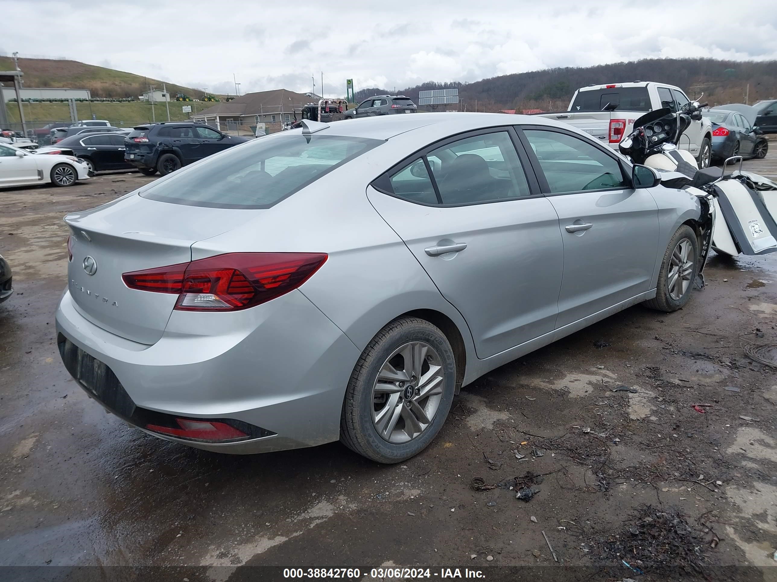 Photo 3 VIN: 5NPD84LF5KH422921 - HYUNDAI ELANTRA 