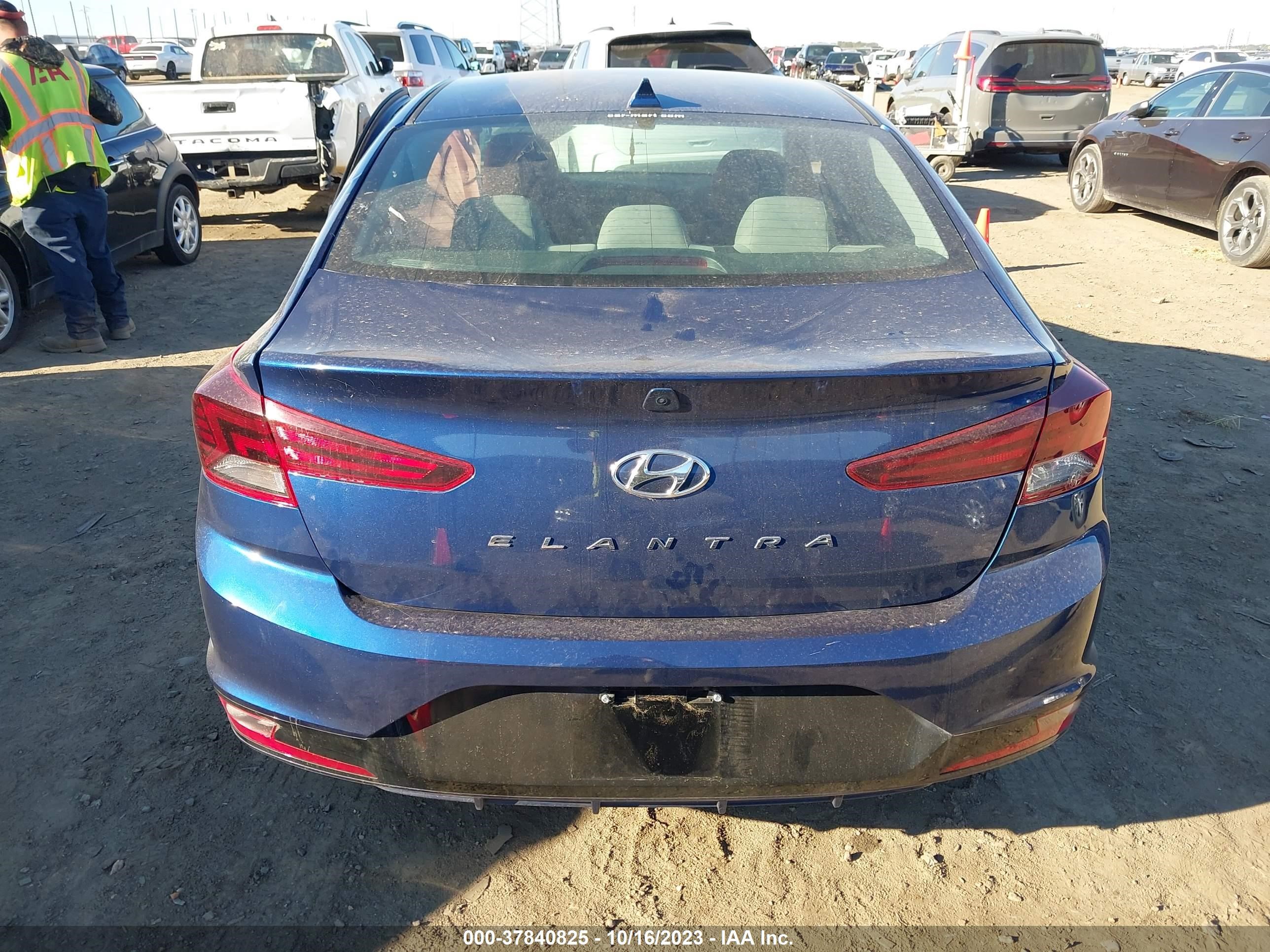 Photo 15 VIN: 5NPD84LF5KH453991 - HYUNDAI ELANTRA 