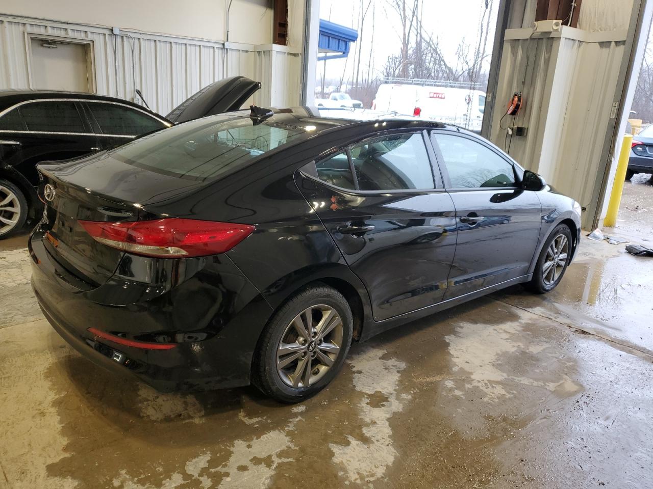 Photo 2 VIN: 5NPD84LF6HH185199 - HYUNDAI ELANTRA 