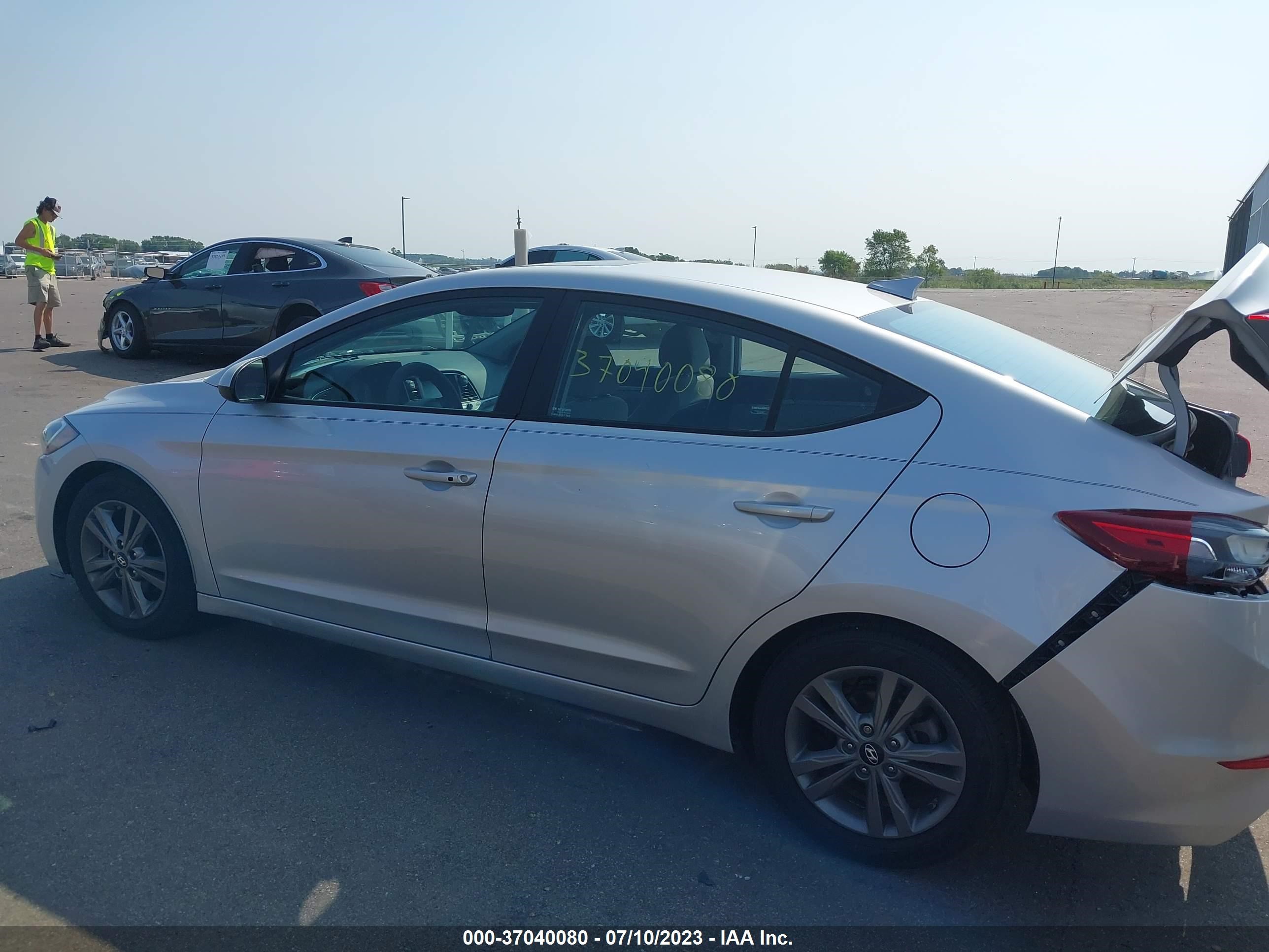 Photo 13 VIN: 5NPD84LF6JH345930 - HYUNDAI ELANTRA 