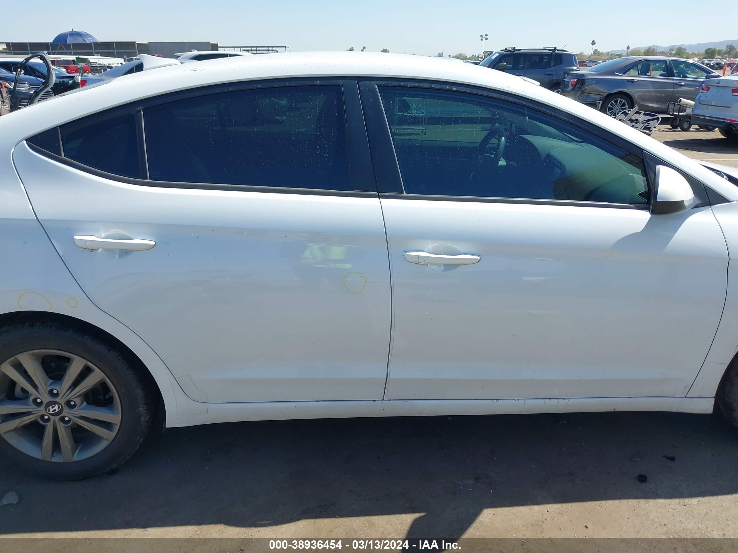 Photo 13 VIN: 5NPD84LF6JH387515 - HYUNDAI ELANTRA 