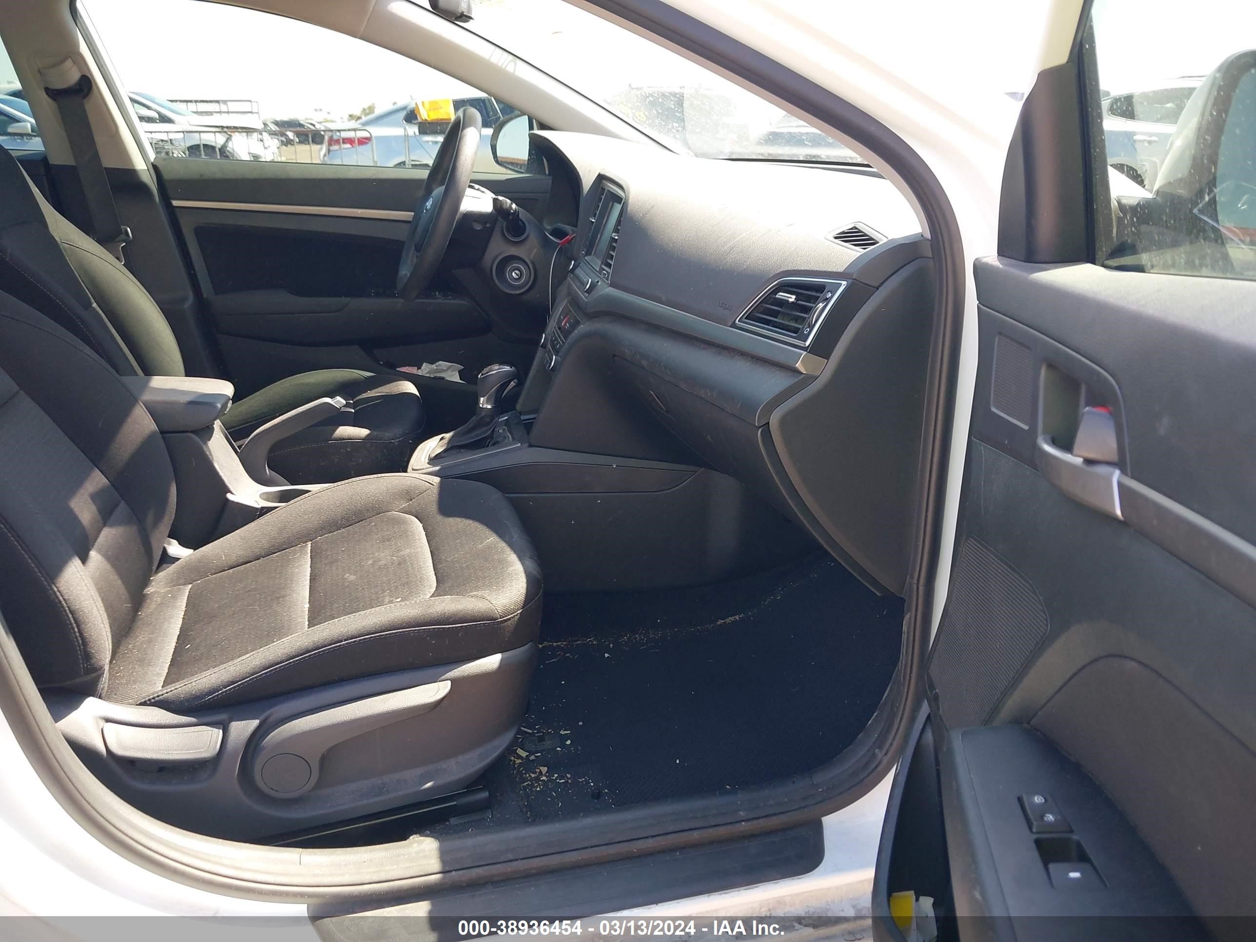 Photo 4 VIN: 5NPD84LF6JH387515 - HYUNDAI ELANTRA 