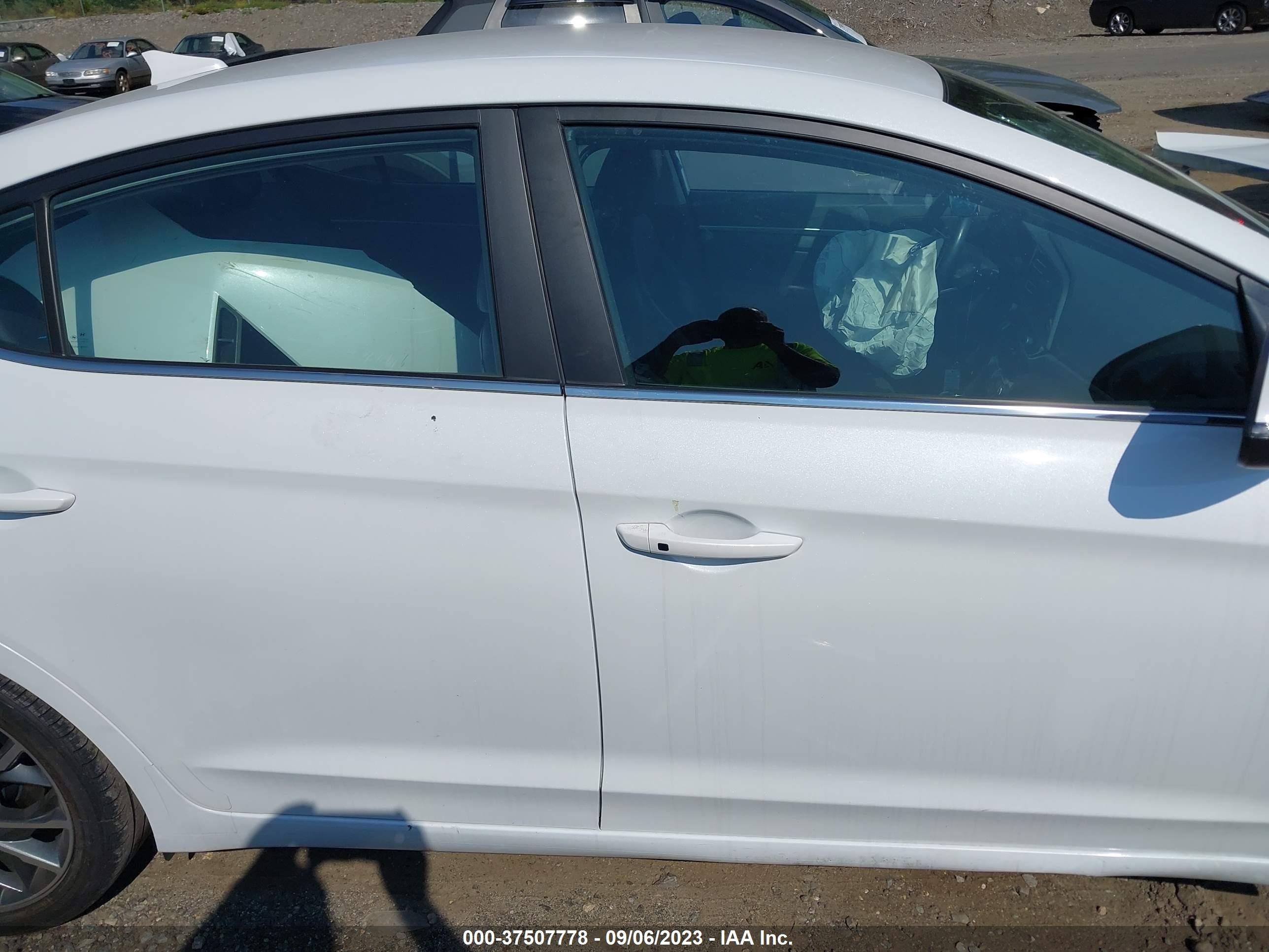 Photo 12 VIN: 5NPD84LF6KH454860 - HYUNDAI ELANTRA 