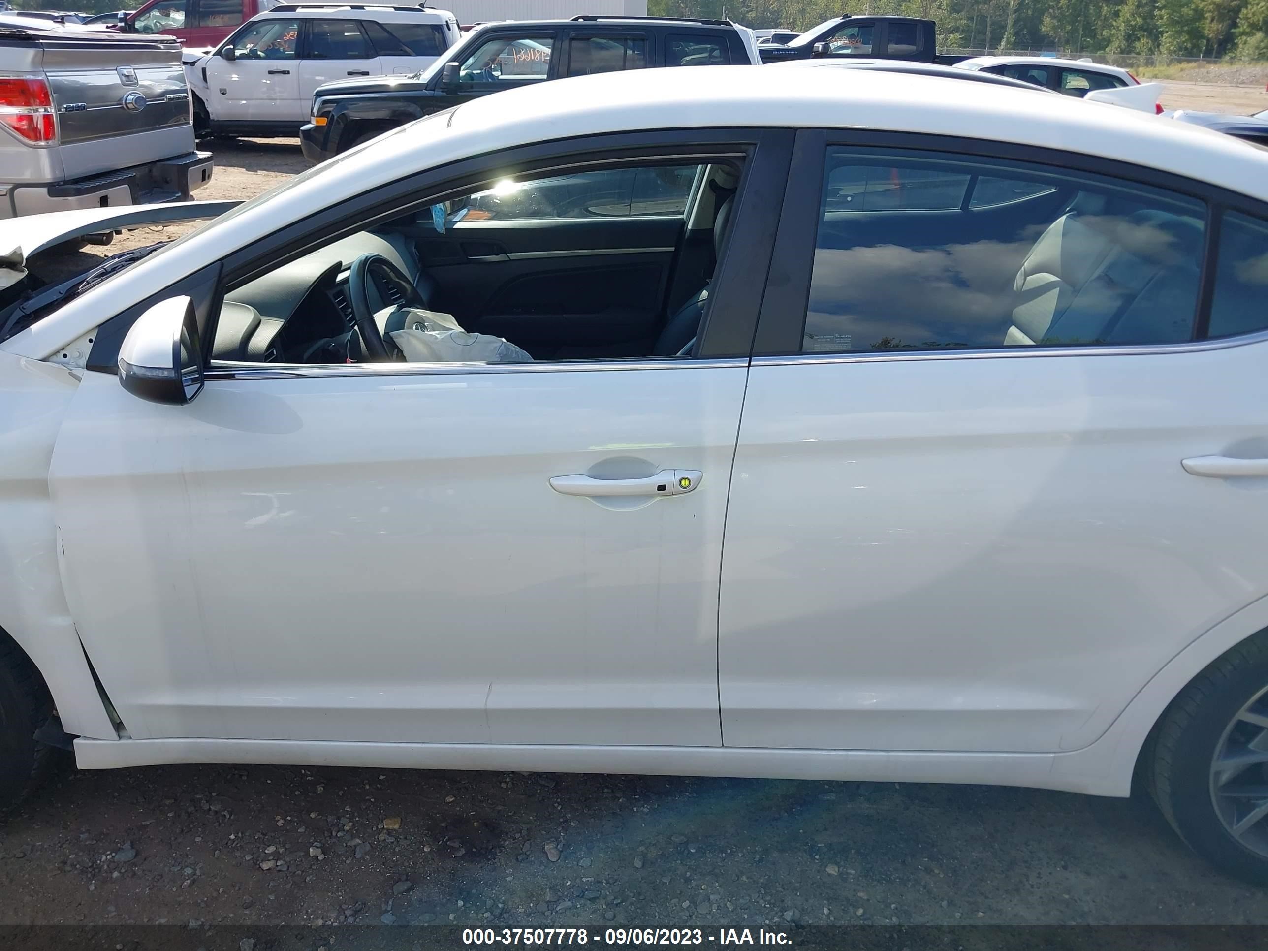 Photo 13 VIN: 5NPD84LF6KH454860 - HYUNDAI ELANTRA 