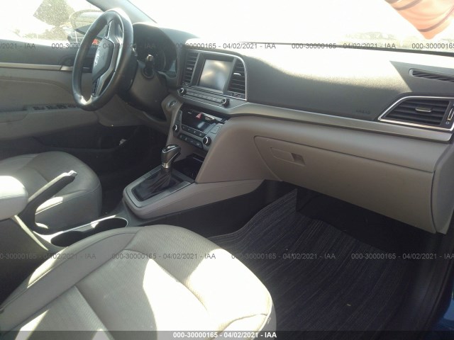 Photo 4 VIN: 5NPD84LF7HH004806 - HYUNDAI ELANTRA 