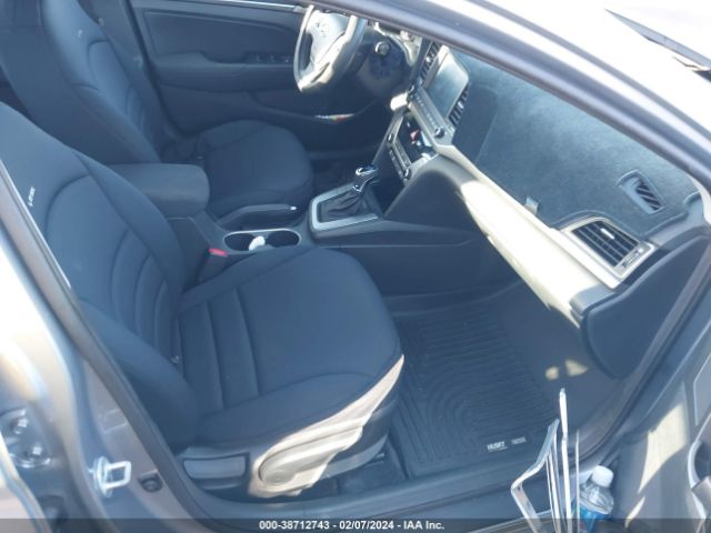 Photo 4 VIN: 5NPD84LF7HH083880 - HYUNDAI ELANTRA 