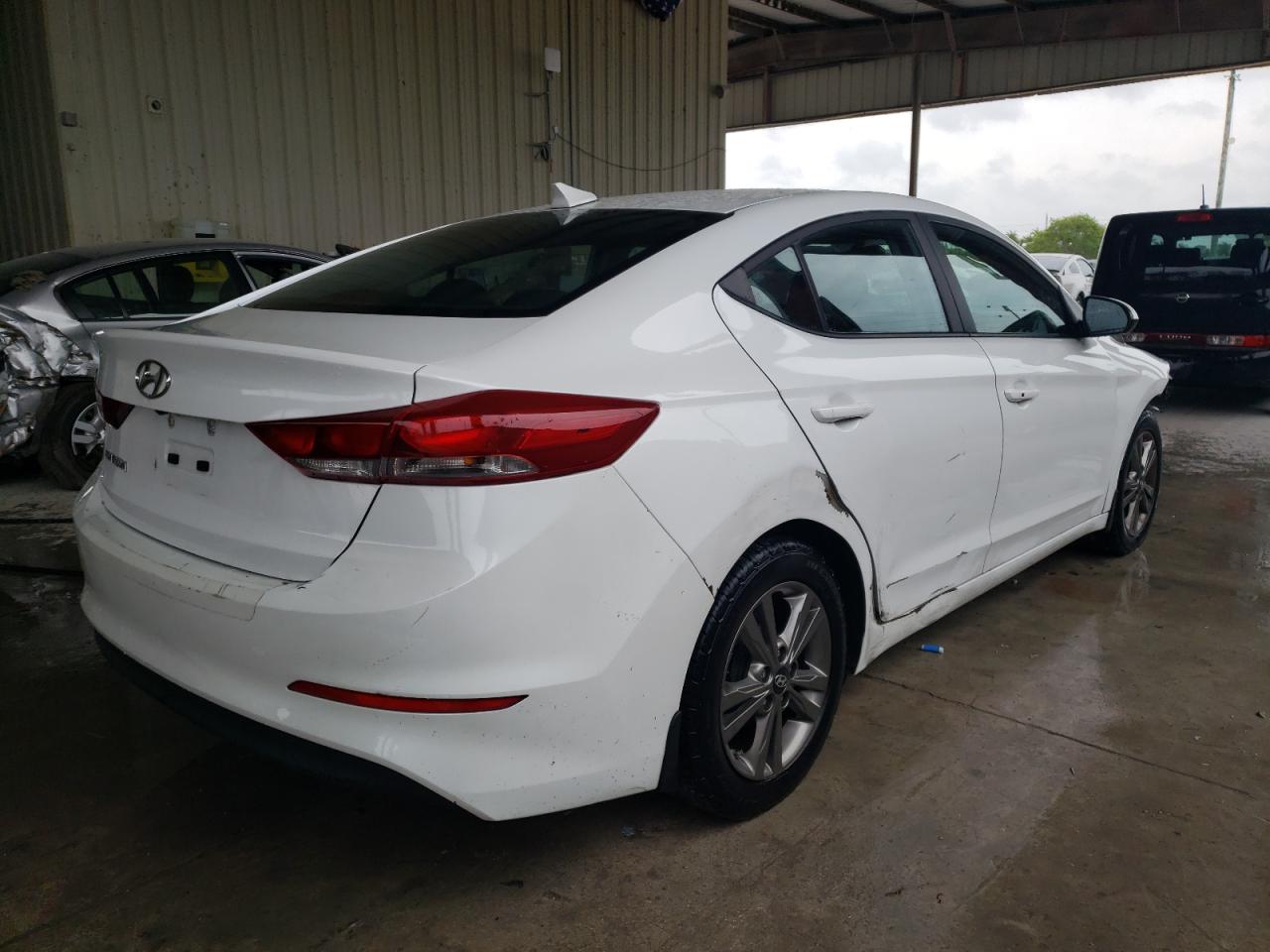 Photo 2 VIN: 5NPD84LF7HH182599 - HYUNDAI ELANTRA 