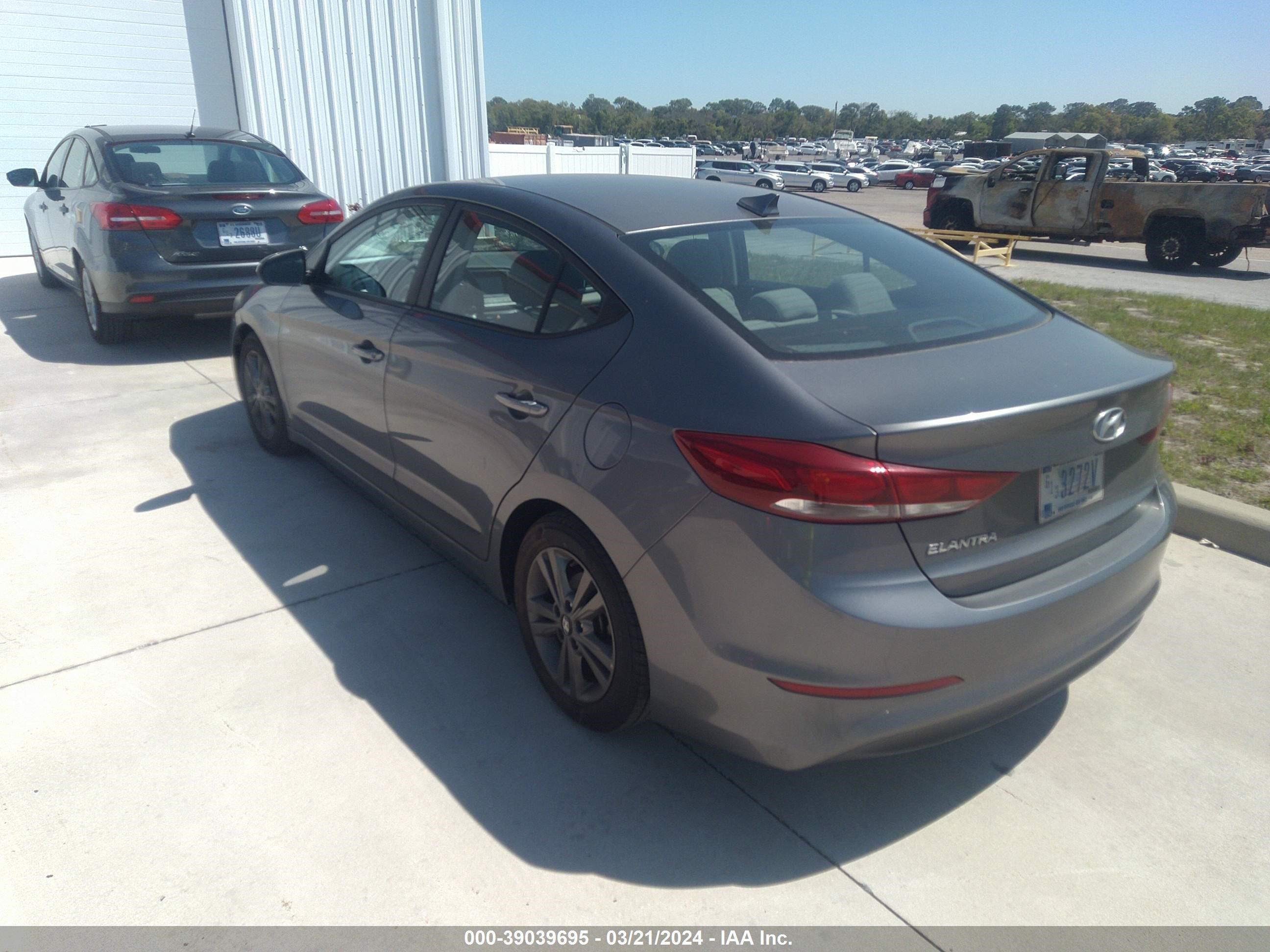 Photo 2 VIN: 5NPD84LF7JH381383 - HYUNDAI ELANTRA 