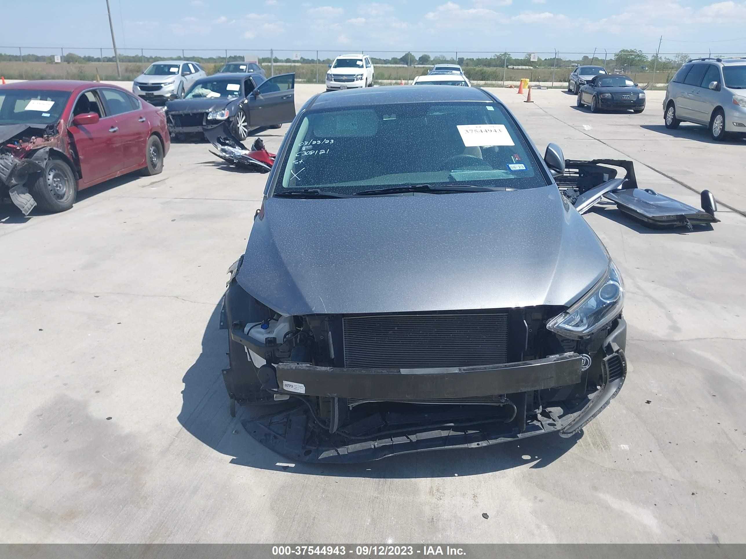 Photo 12 VIN: 5NPD84LF7JH383330 - HYUNDAI ELANTRA 