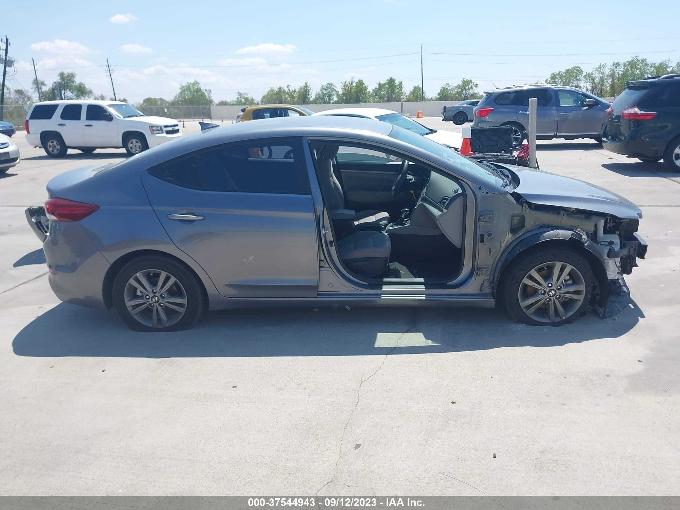 Photo 13 VIN: 5NPD84LF7JH383330 - HYUNDAI ELANTRA 