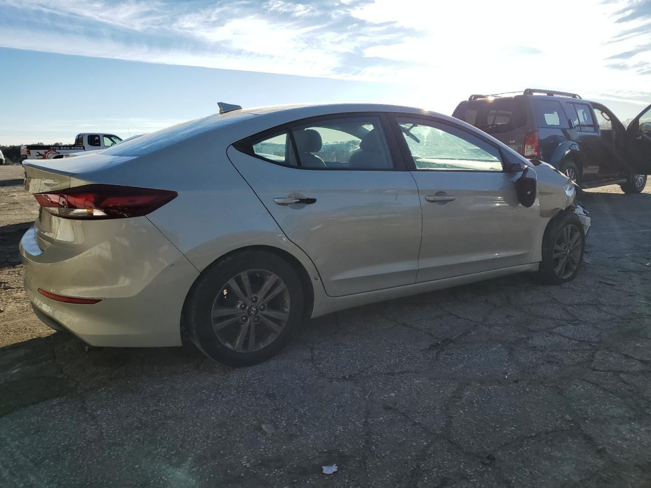 Photo 2 VIN: 5NPD84LF8HH011294 - HYUNDAI ELANTRA 